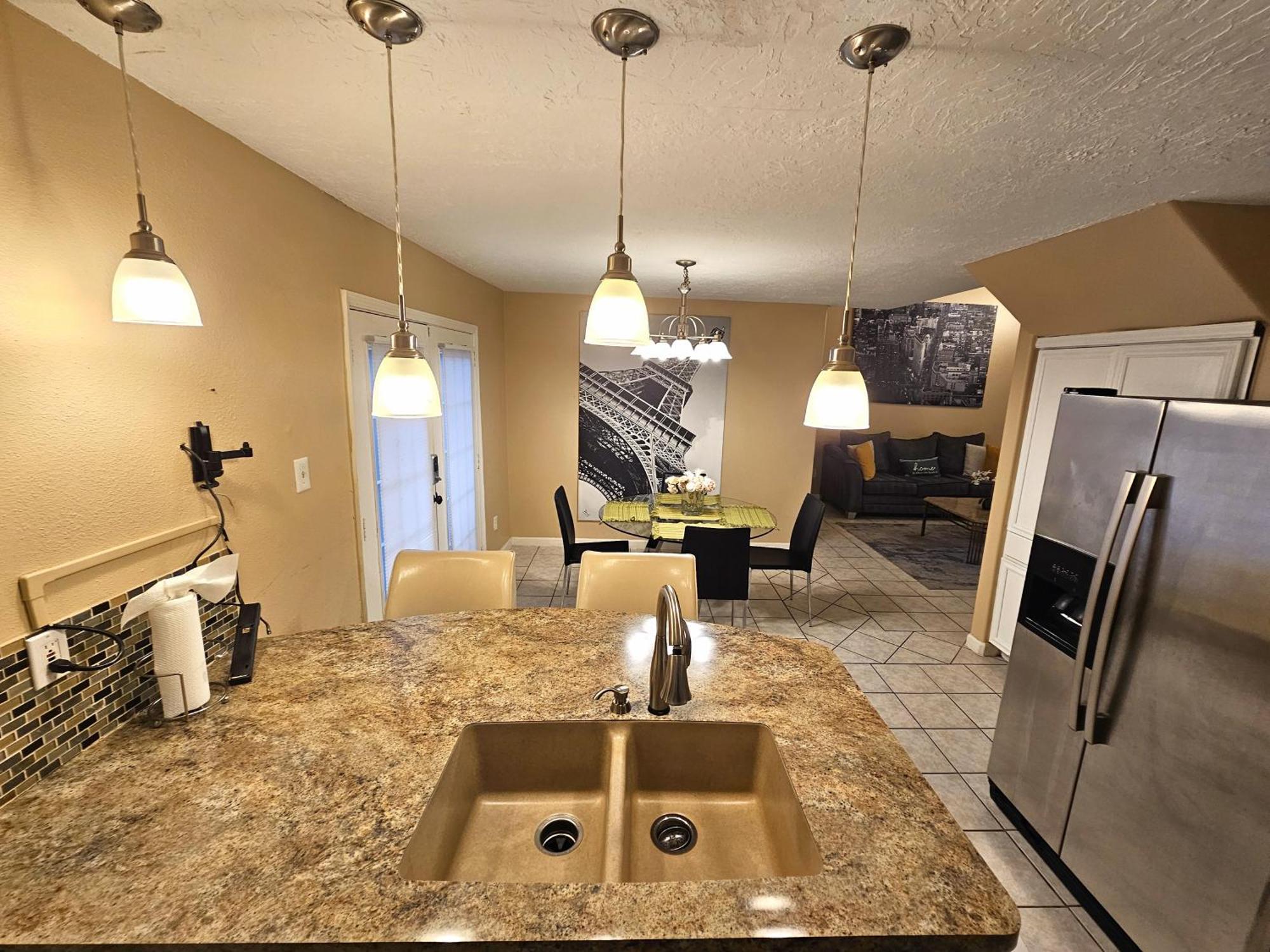 Centrally Located Retreat! Sleeps 8, 10 Min To Downtown, Free Parking Houston