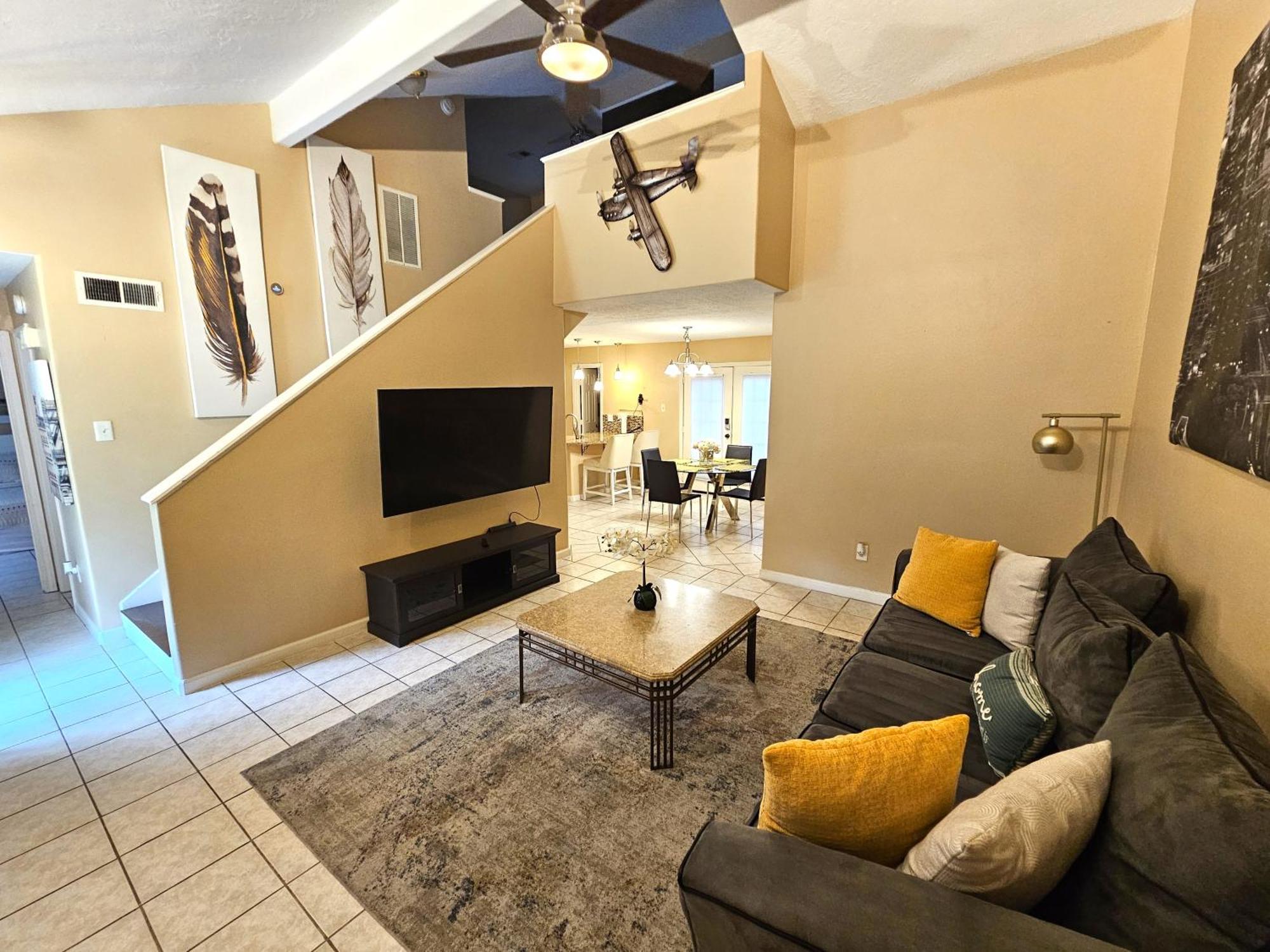 Centrally Located Retreat! Sleeps 8, 10 Min To Downtown, Free Parking * Houston