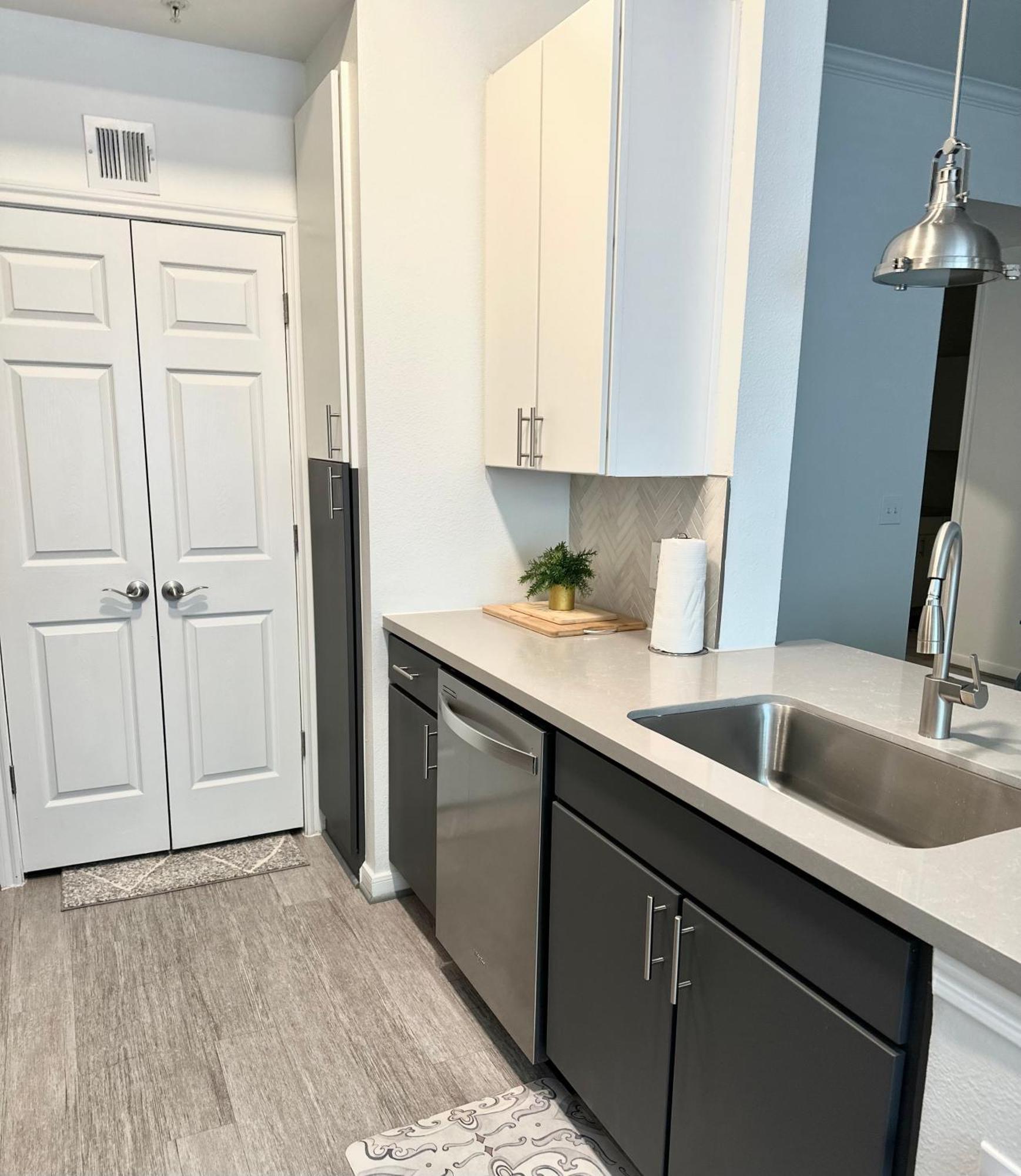 Downtown Dazzle 2 Bedroom Apartment *