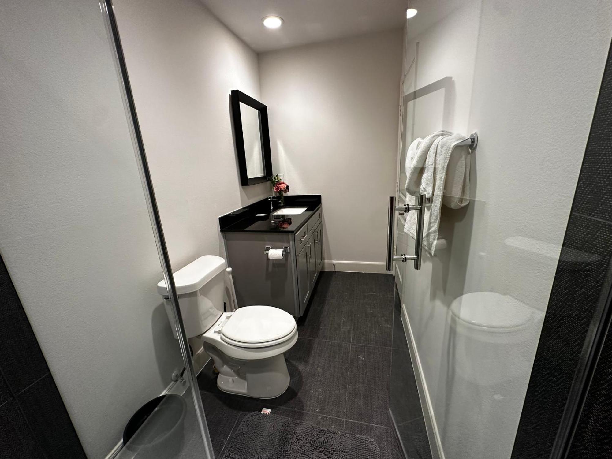 4 Bedroom Retreat 20 Minutes From Nrg Stadium And Hobby Airport Apartment *