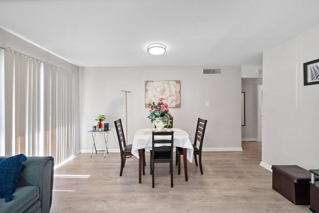 Cozy, Dedicated Workspace, Fast Wi-fi Apartment *