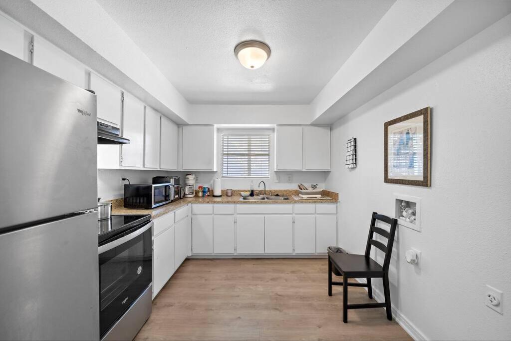 Cozy, Dedicated Workspace, Fast Wi-fi Apartment