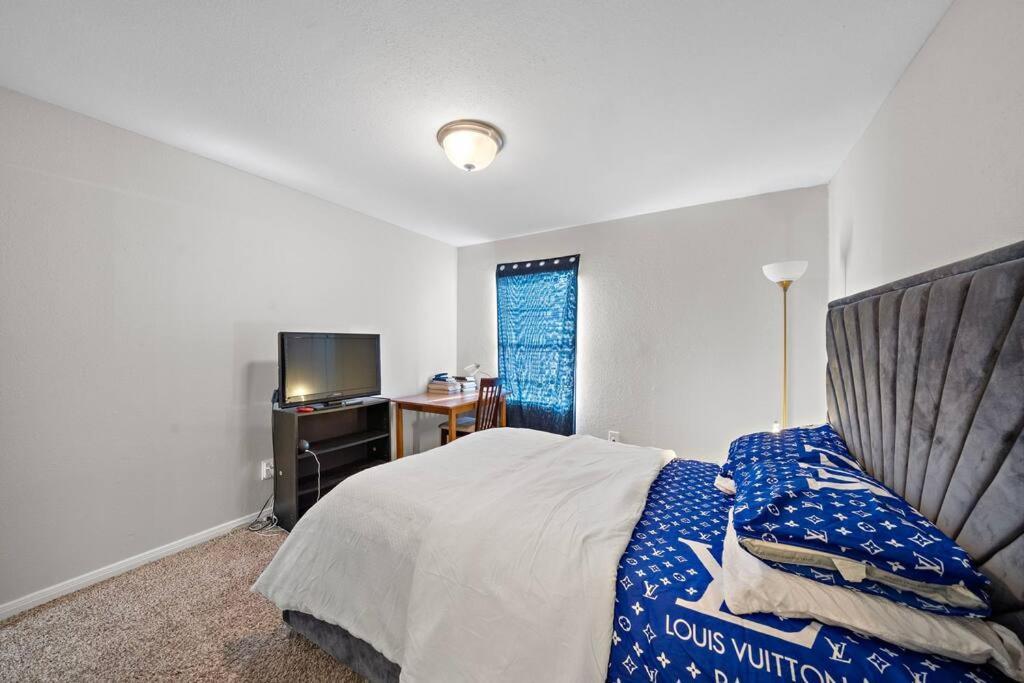 Cozy, Dedicated Workspace, Fast Wi-fi Apartment *