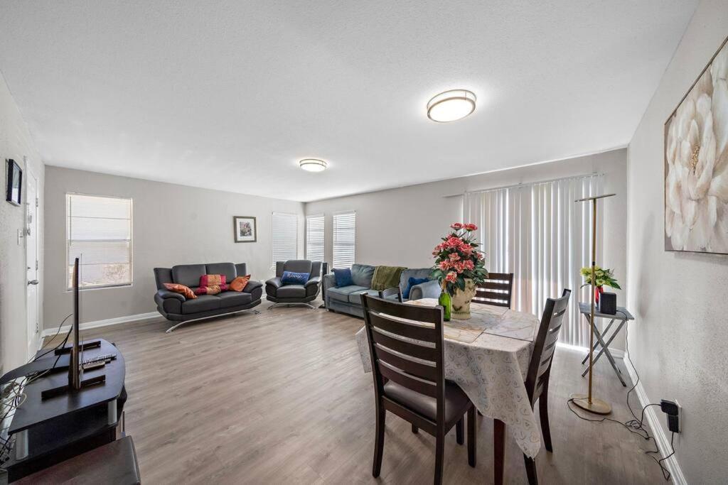Apartment Cozy, Dedicated Workspace, Fast Wi-fi *