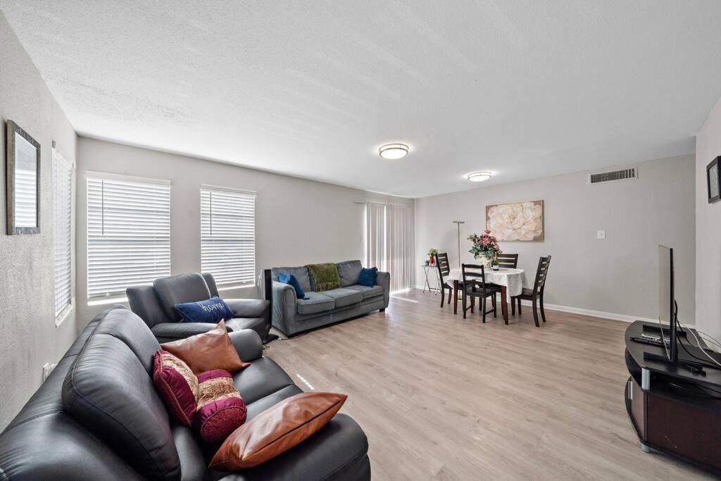 Cozy, Dedicated Workspace, Fast Wi-fi Apartment