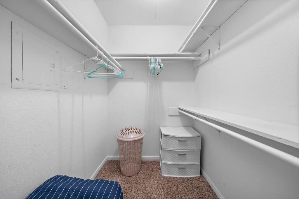 Cozy, Dedicated Workspace, Fast Wi-fi Apartment *