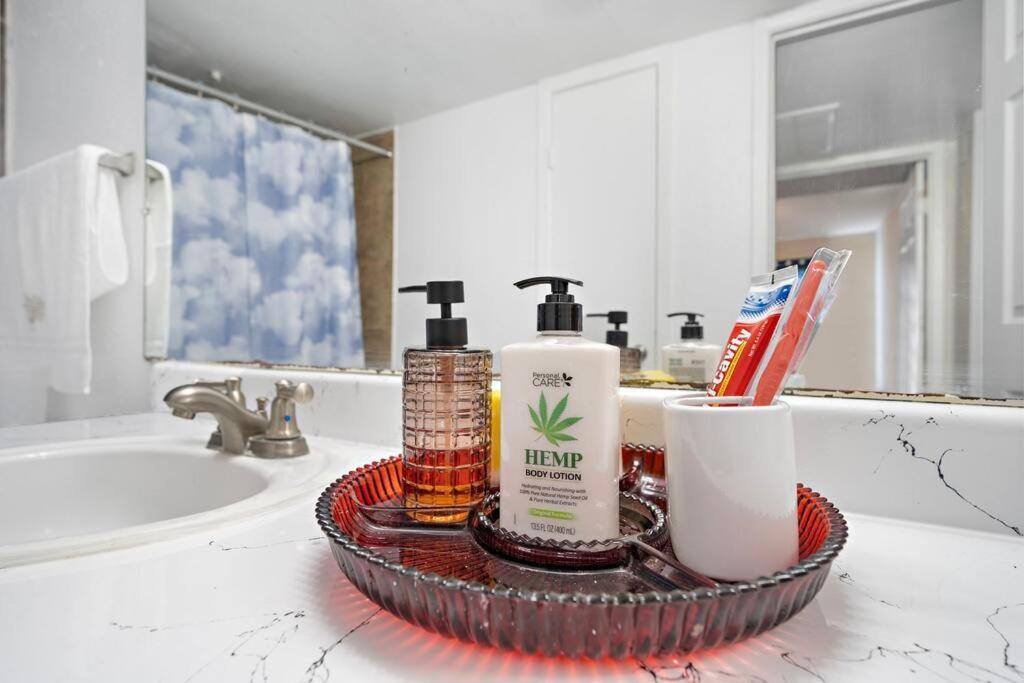 Cozy, Dedicated Workspace, Fast Wi-fi Apartment