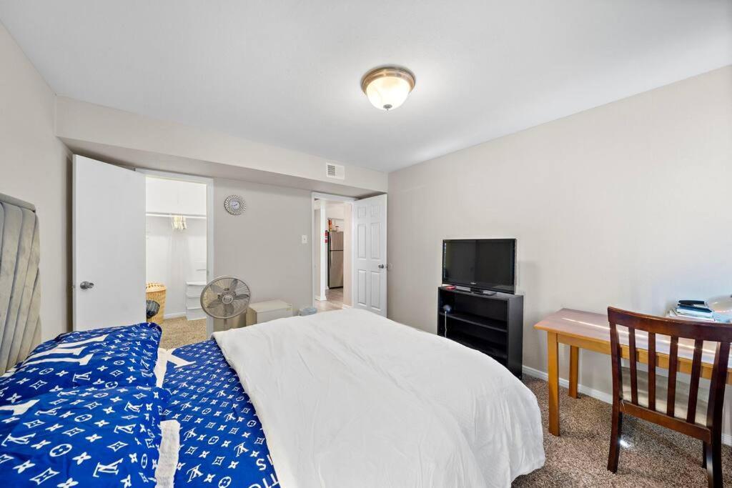 Cozy, Dedicated Workspace, Fast Wi-fi Apartment Houston