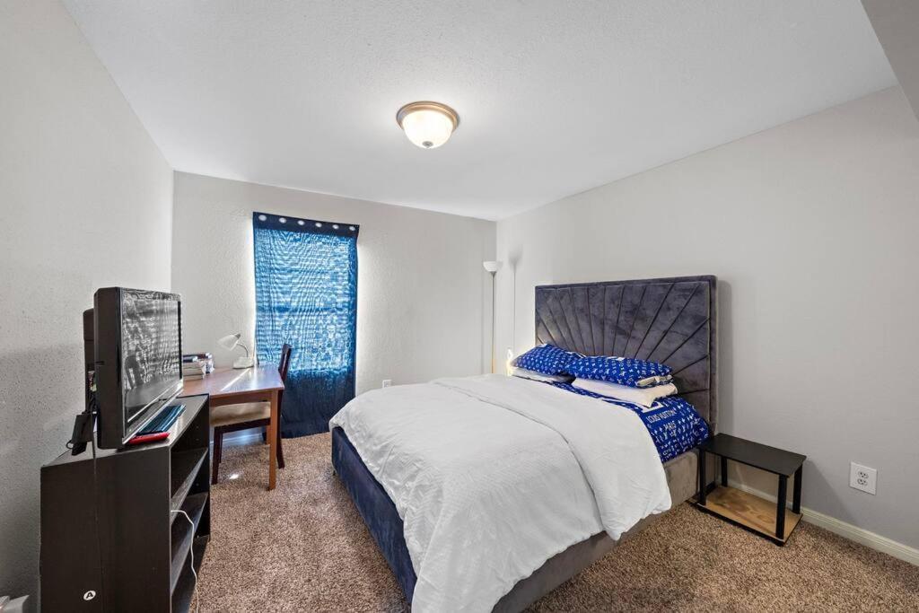 Cozy, Dedicated Workspace, Fast Wi-fi *