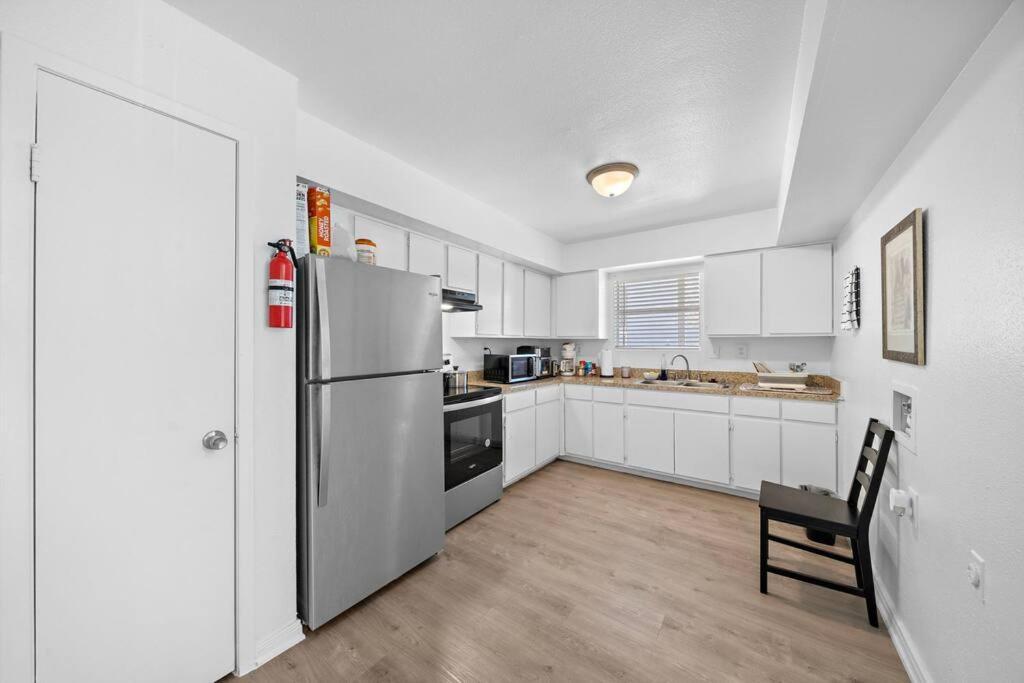 Cozy, Dedicated Workspace, Fast Wi-fi Apartment *