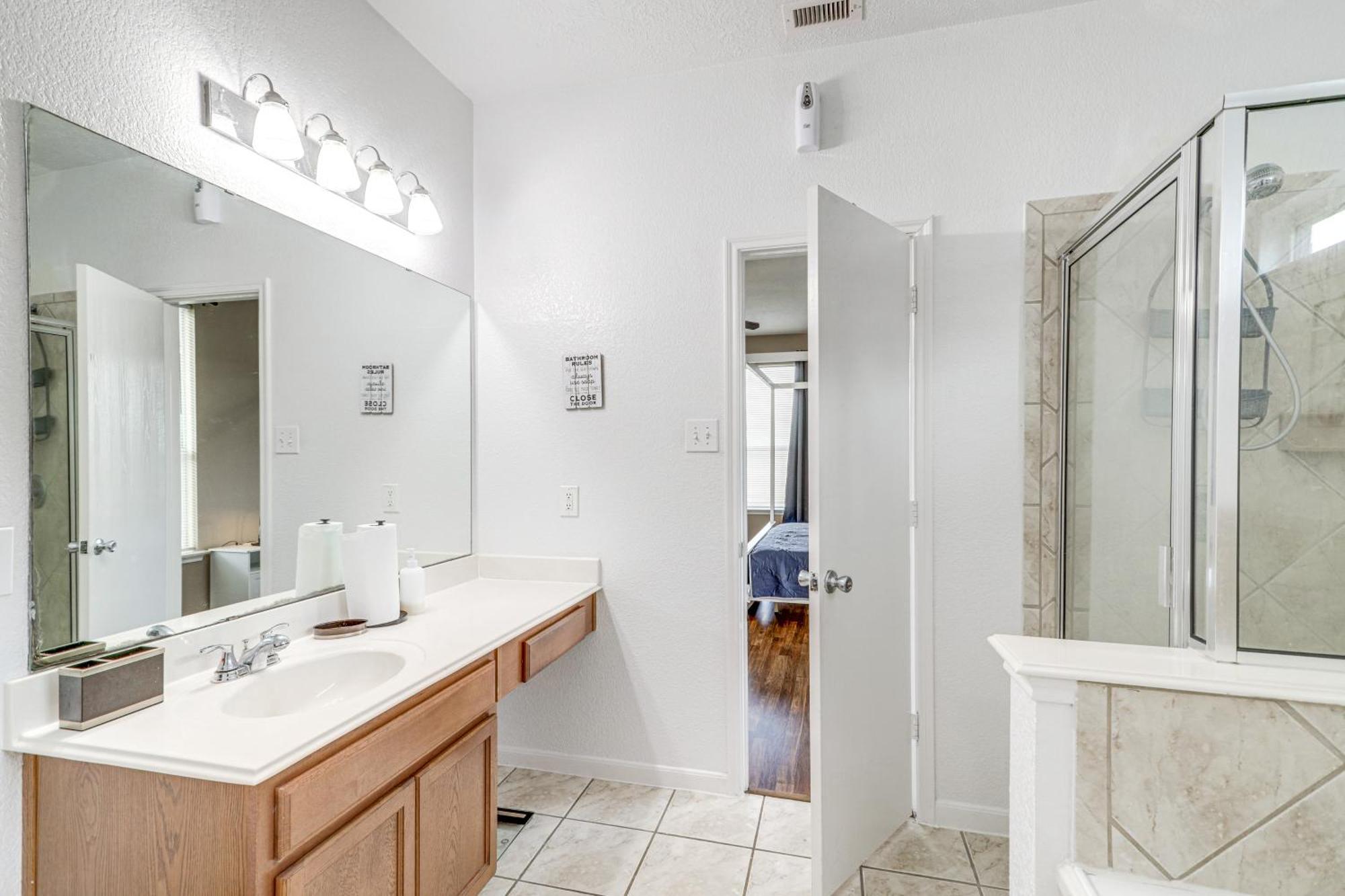 Spacious With Pool Access, Fenced Yard! Holiday home Houston