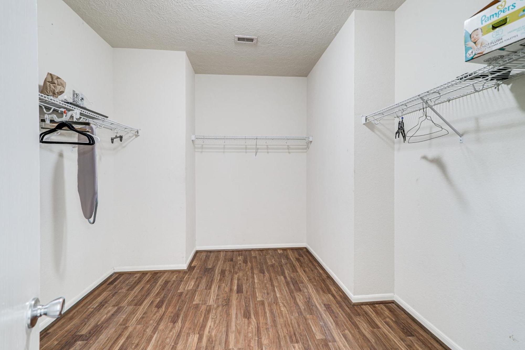 Spacious With Pool Access, Fenced Yard! Houston