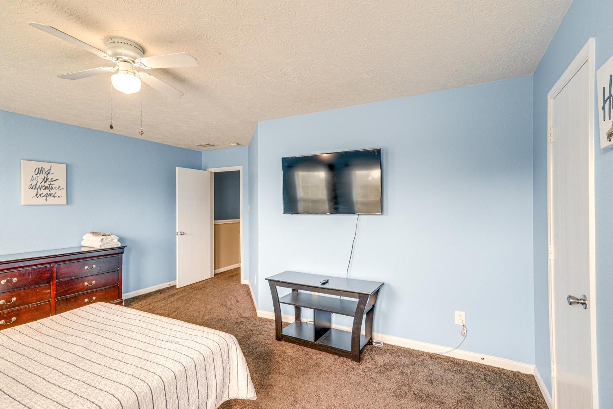 Holiday home Spacious With Pool Access, Fenced Yard! Houston