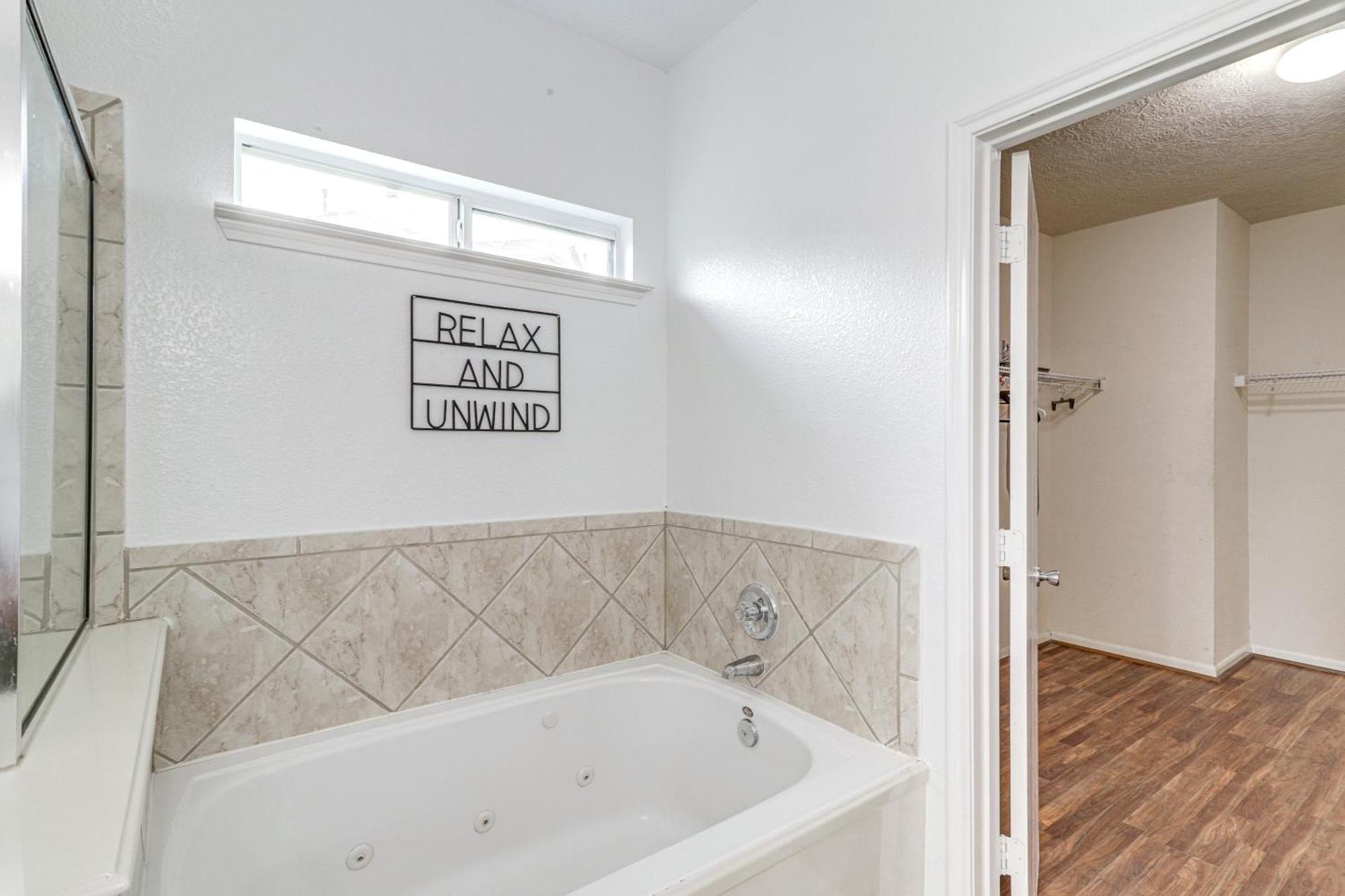 Spacious With Pool Access, Fenced Yard! Houston