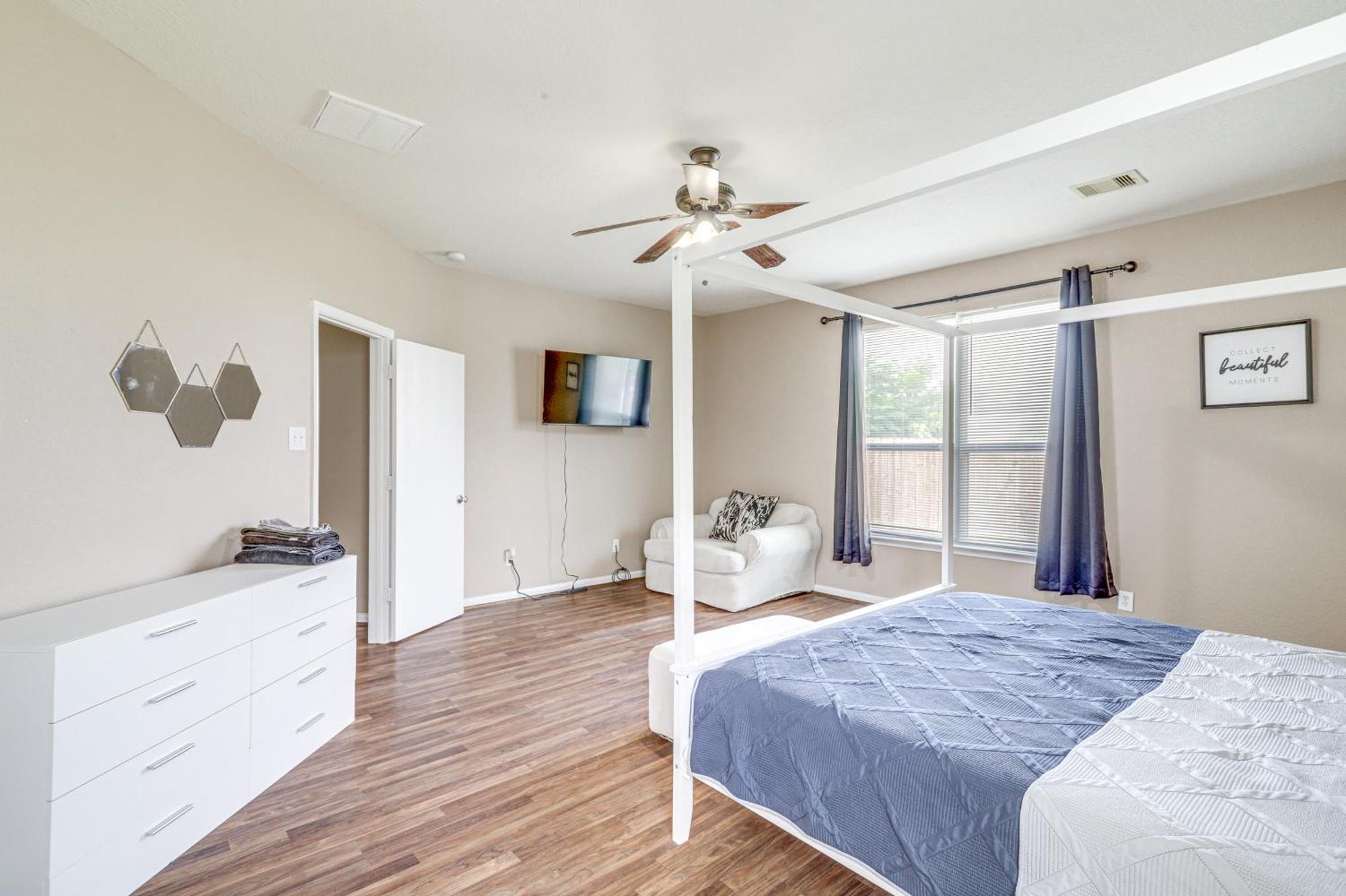 Spacious With Pool Access, Fenced Yard! Holiday home