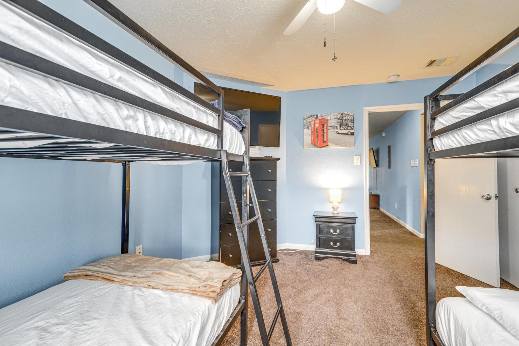 Spacious With Pool Access, Fenced Yard! Holiday home