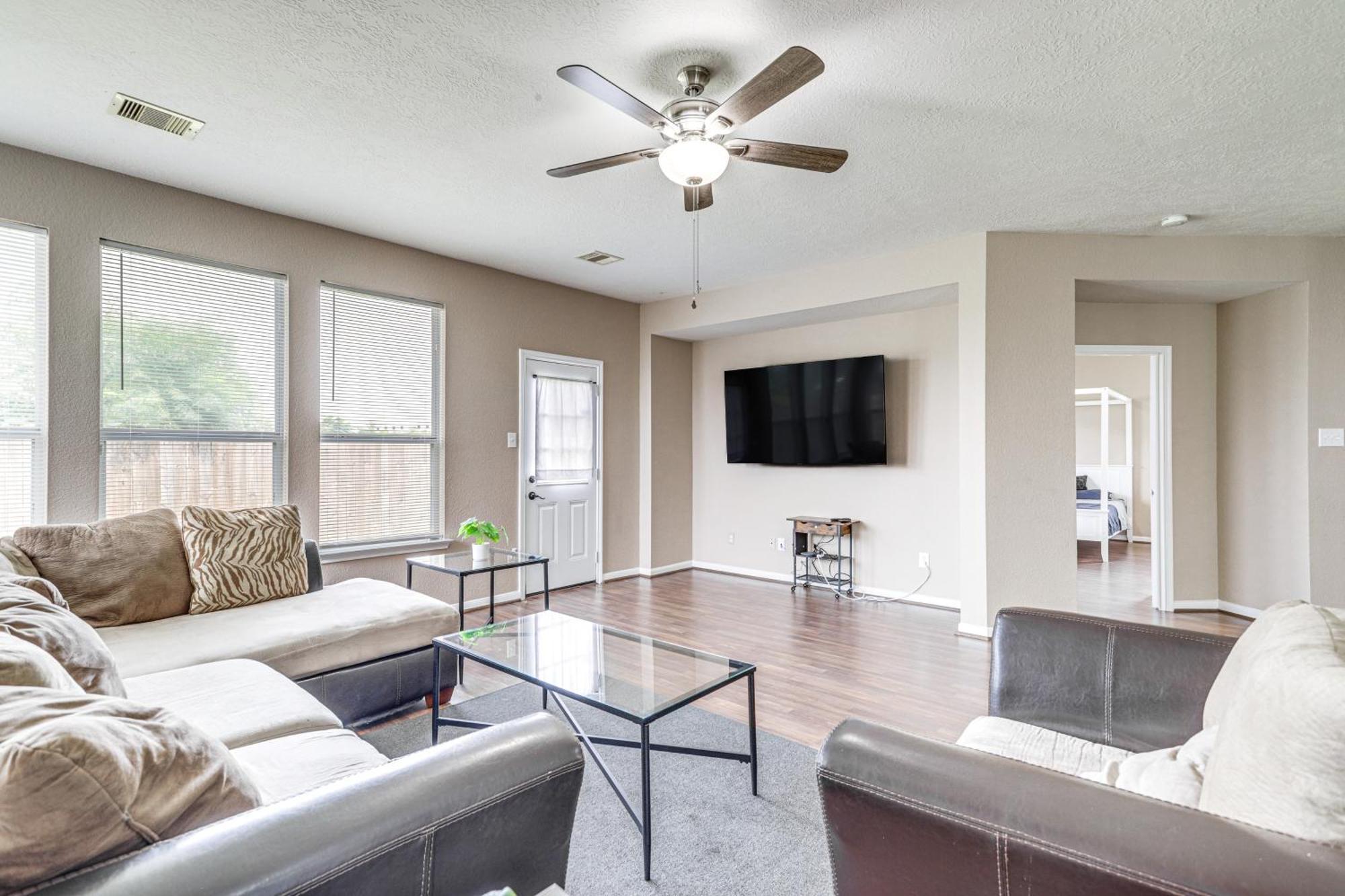 Holiday home Spacious With Pool Access, Fenced Yard!