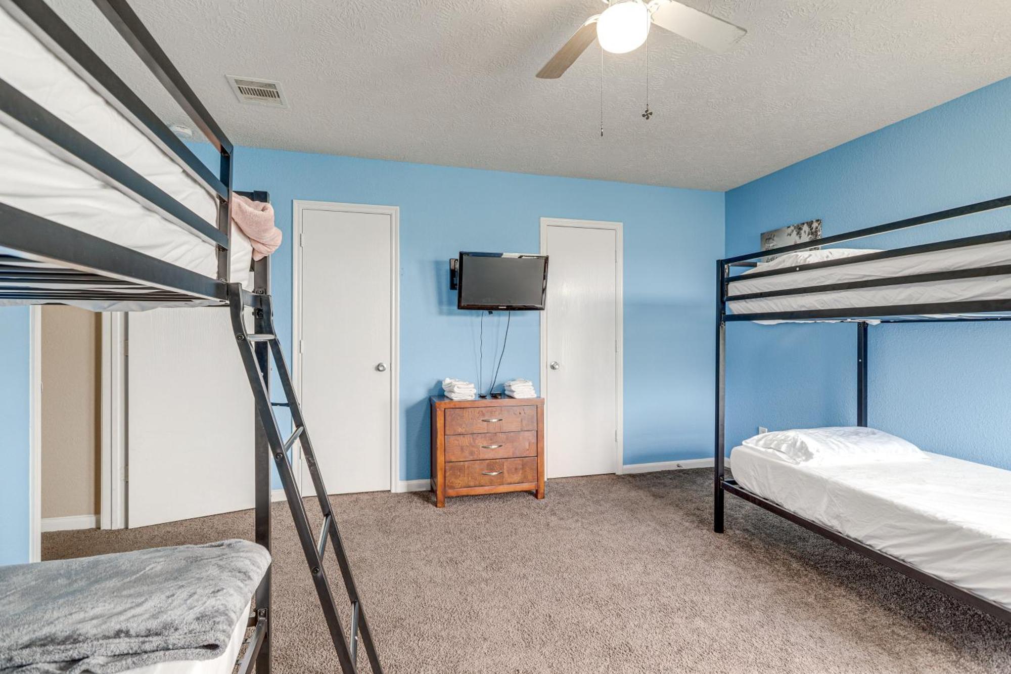 Spacious With Pool Access, Fenced Yard! Holiday home *