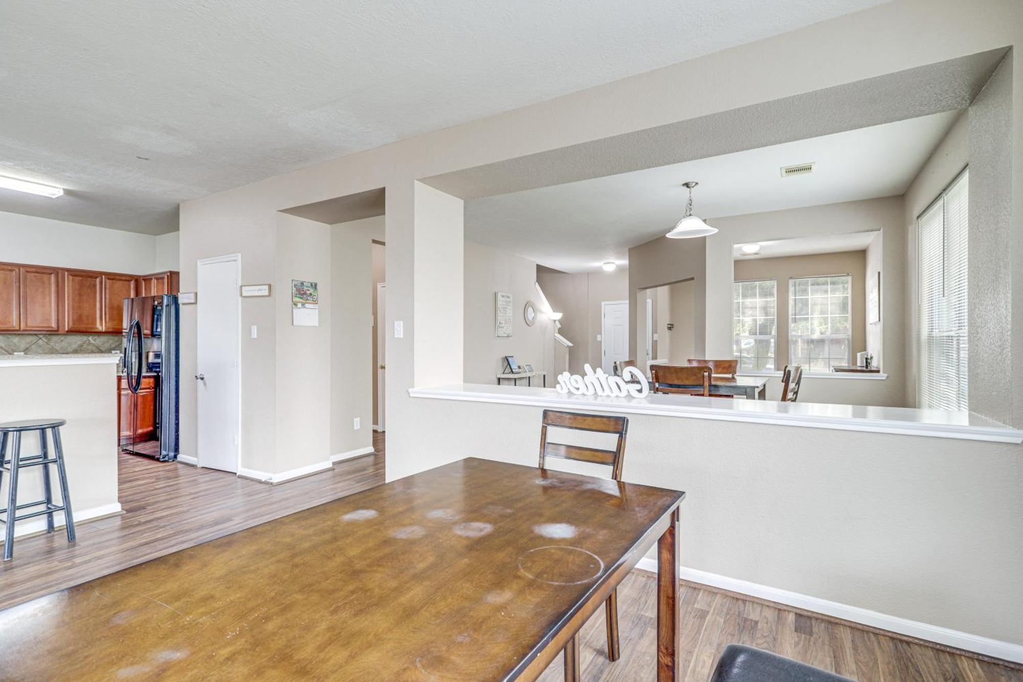 Spacious With Pool Access, Fenced Yard! Holiday home Houston