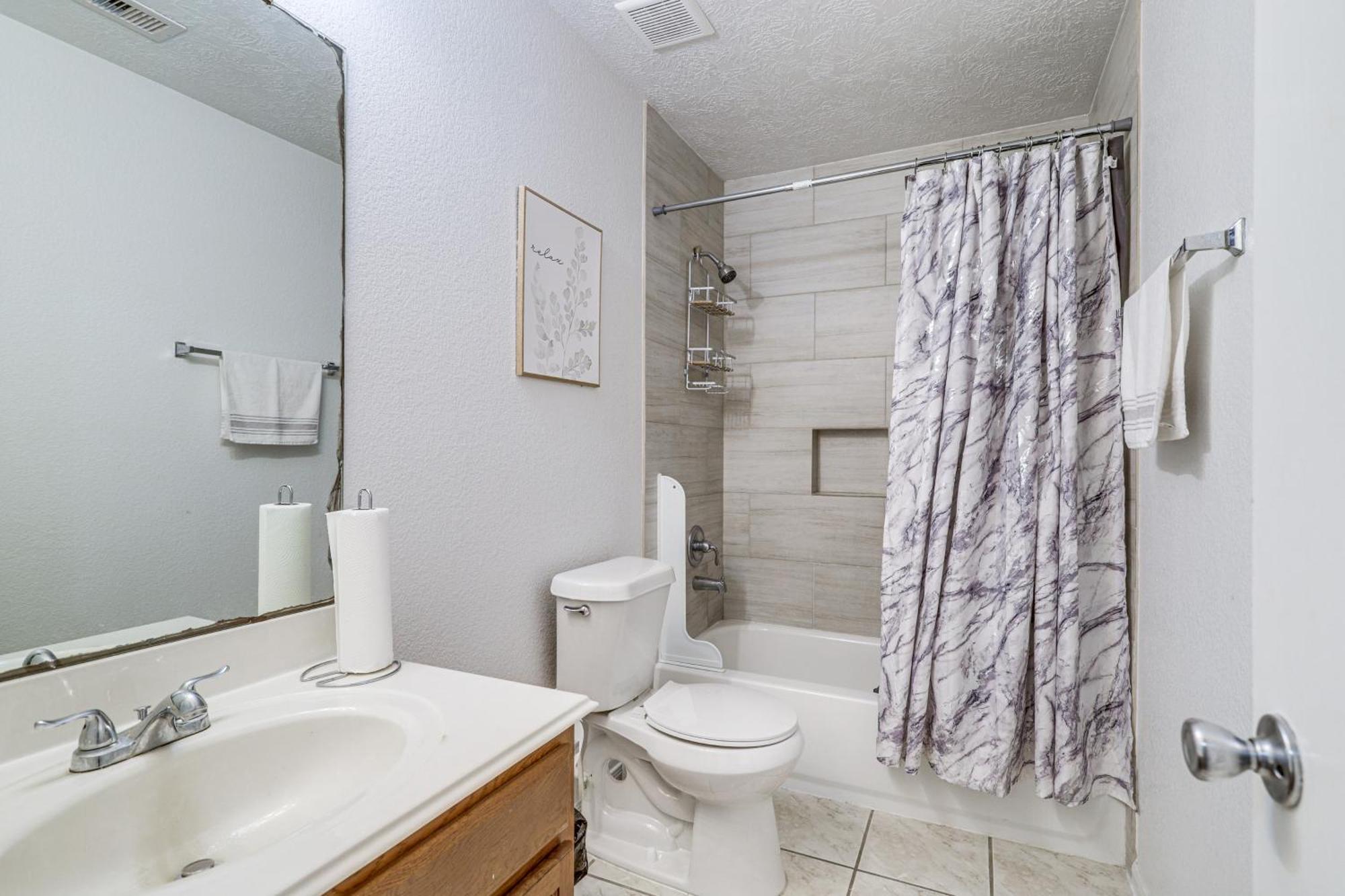 Spacious With Pool Access, Fenced Yard! Houston