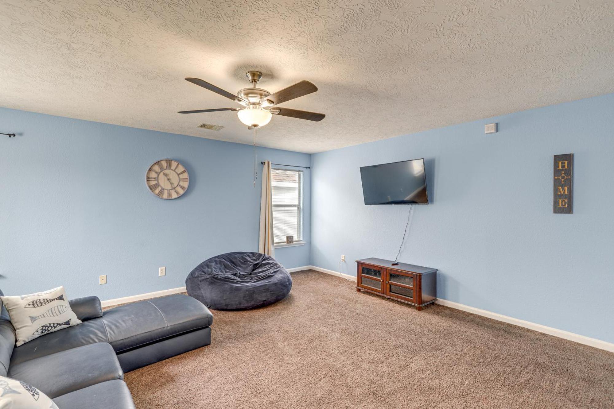 Spacious With Pool Access, Fenced Yard! * Houston