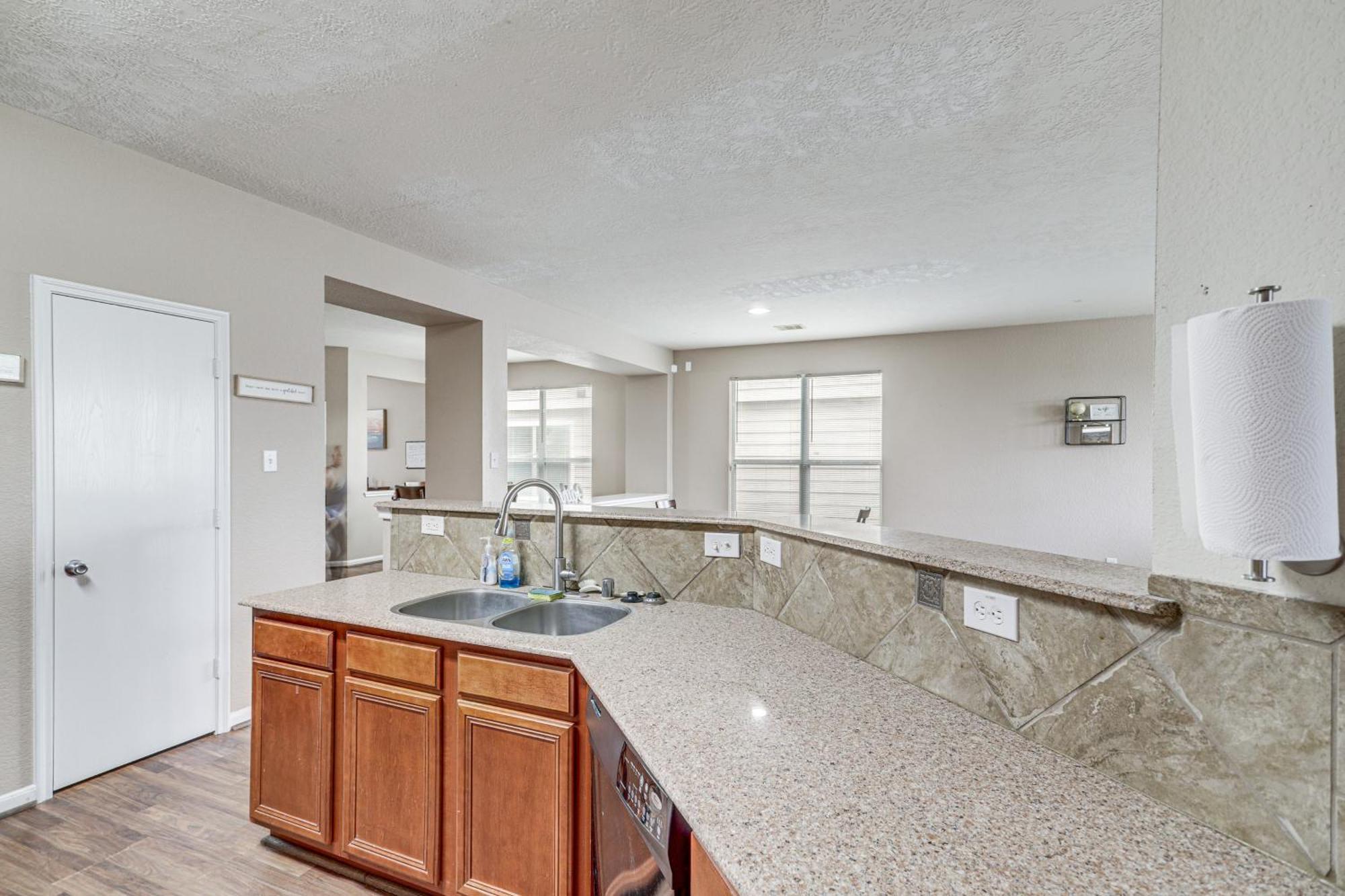 Holiday home Spacious With Pool Access, Fenced Yard!