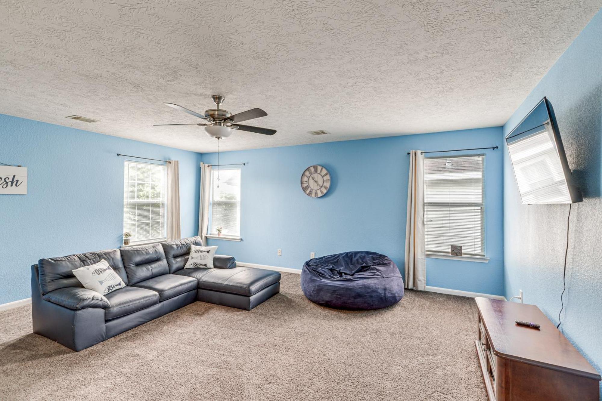 Spacious With Pool Access, Fenced Yard! * Houston