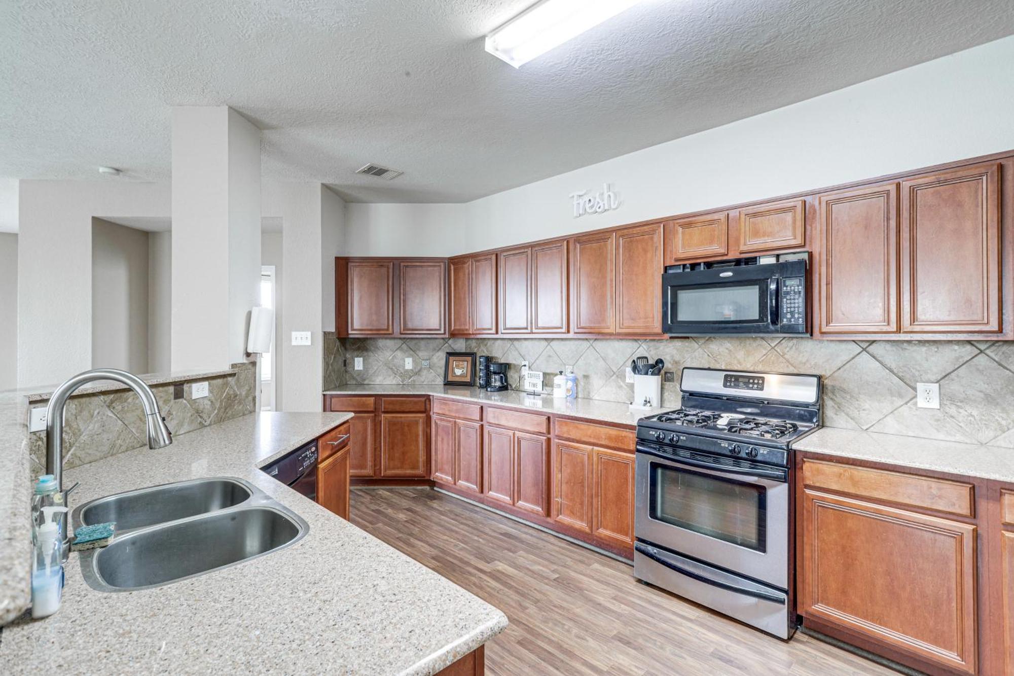 Spacious With Pool Access, Fenced Yard! Holiday home