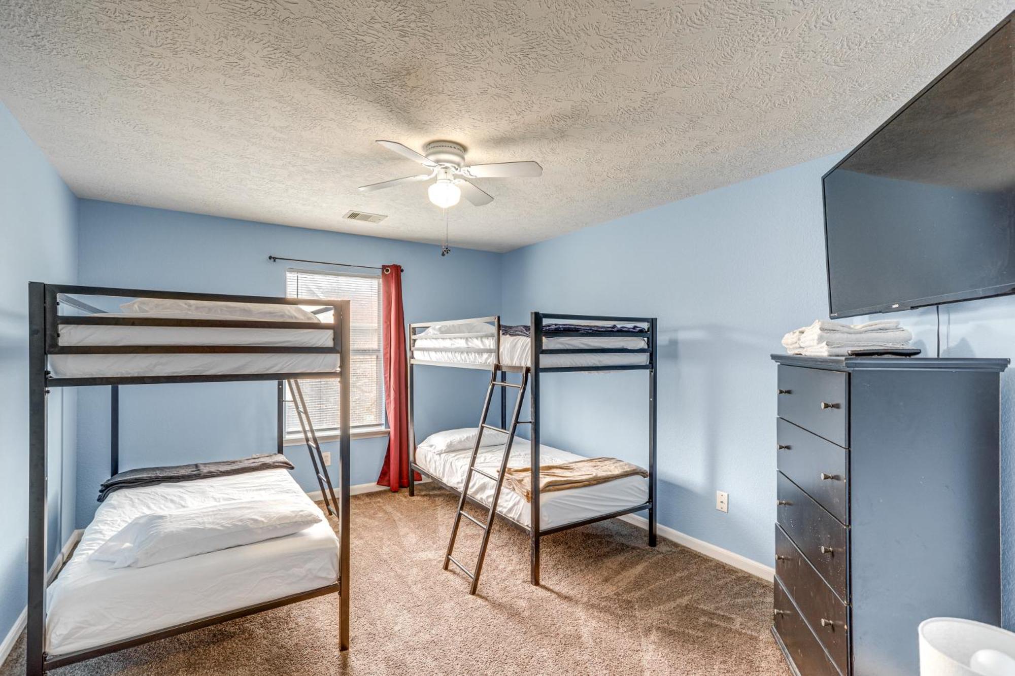 Holiday home Spacious With Pool Access, Fenced Yard!
