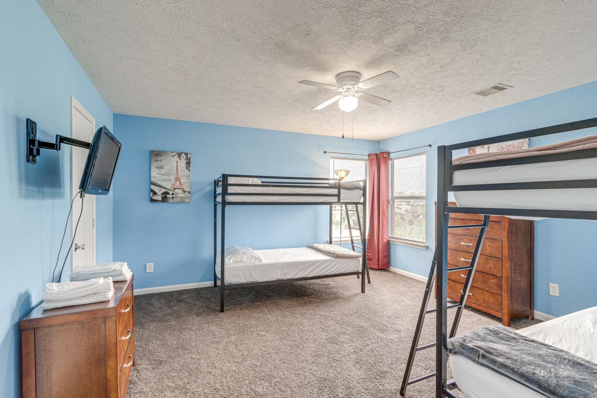 Spacious With Pool Access, Fenced Yard! Holiday home Houston