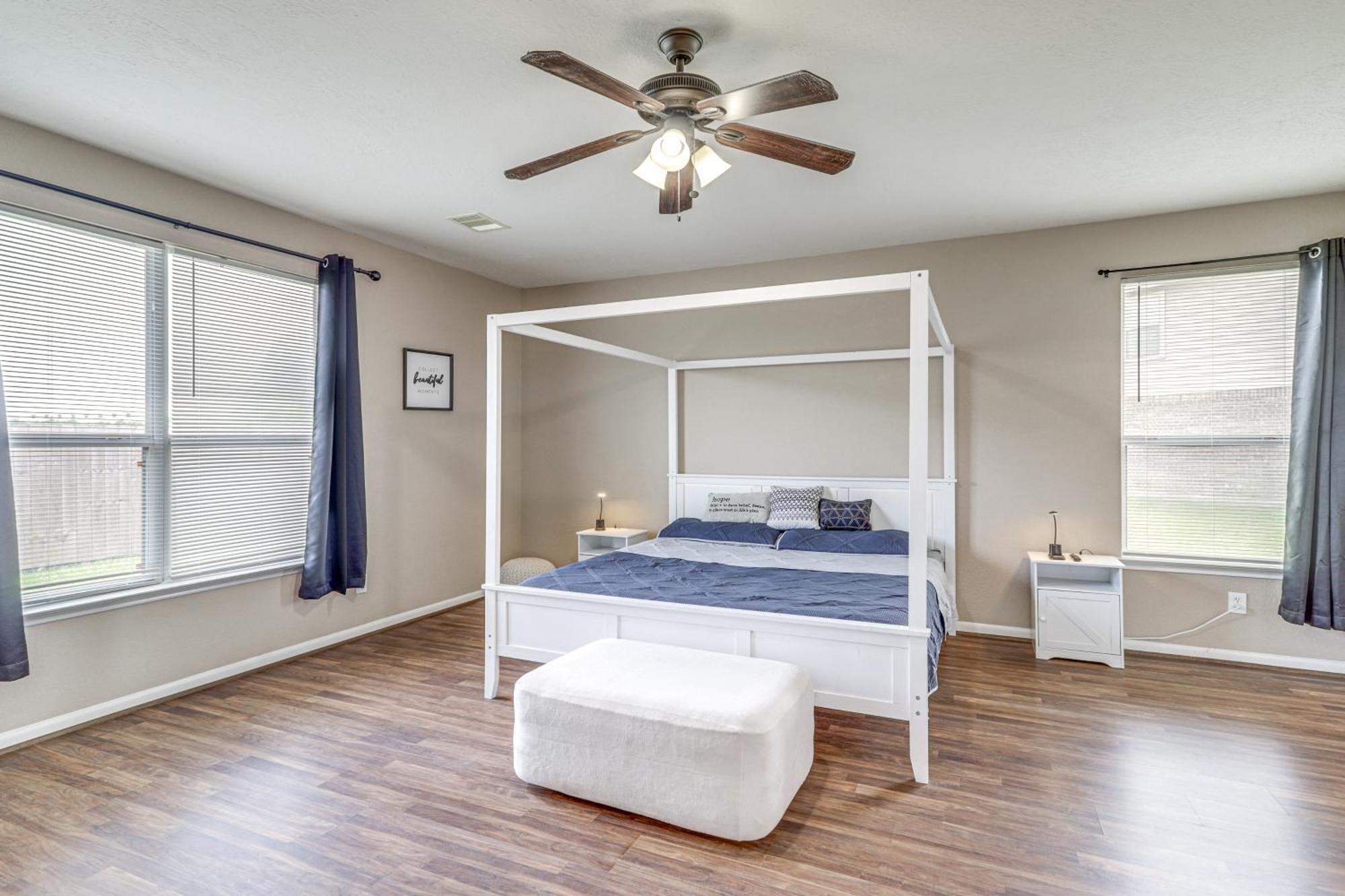 Spacious With Pool Access, Fenced Yard! Houston