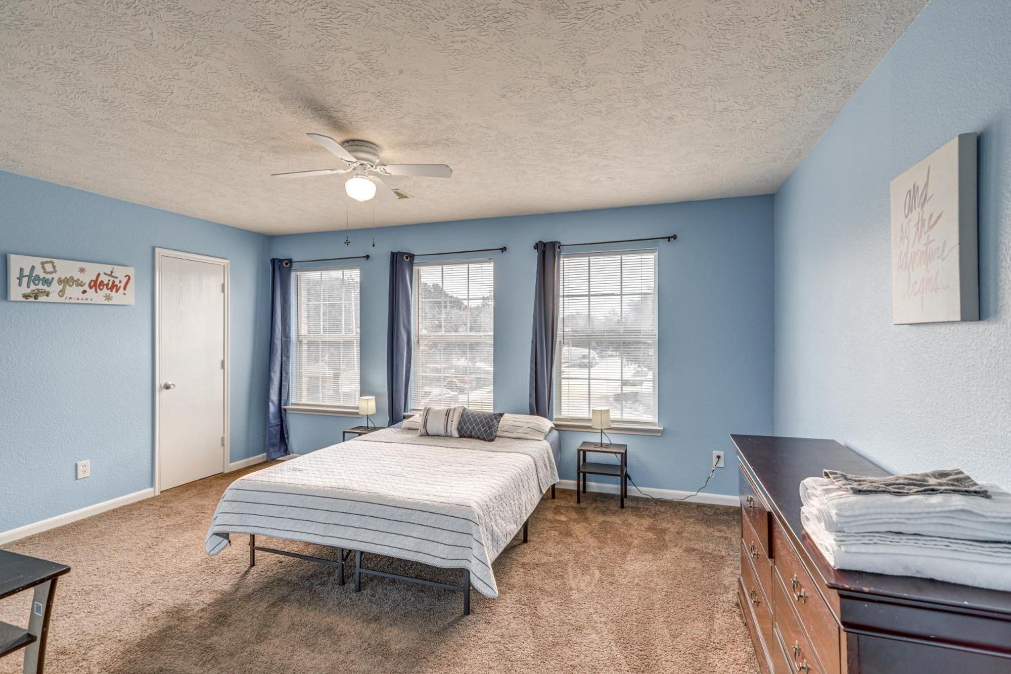 Holiday home Spacious With Pool Access, Fenced Yard! Houston