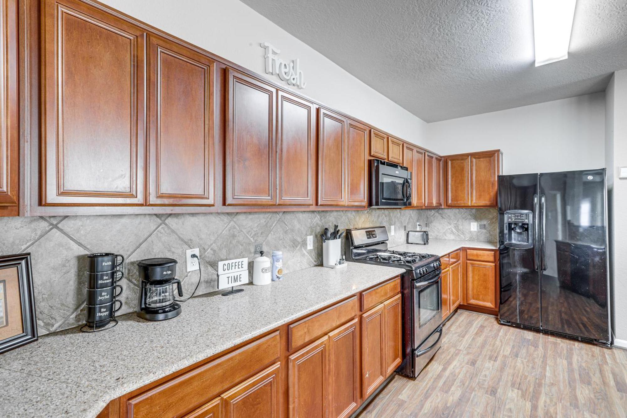 Spacious With Pool Access, Fenced Yard! Houston