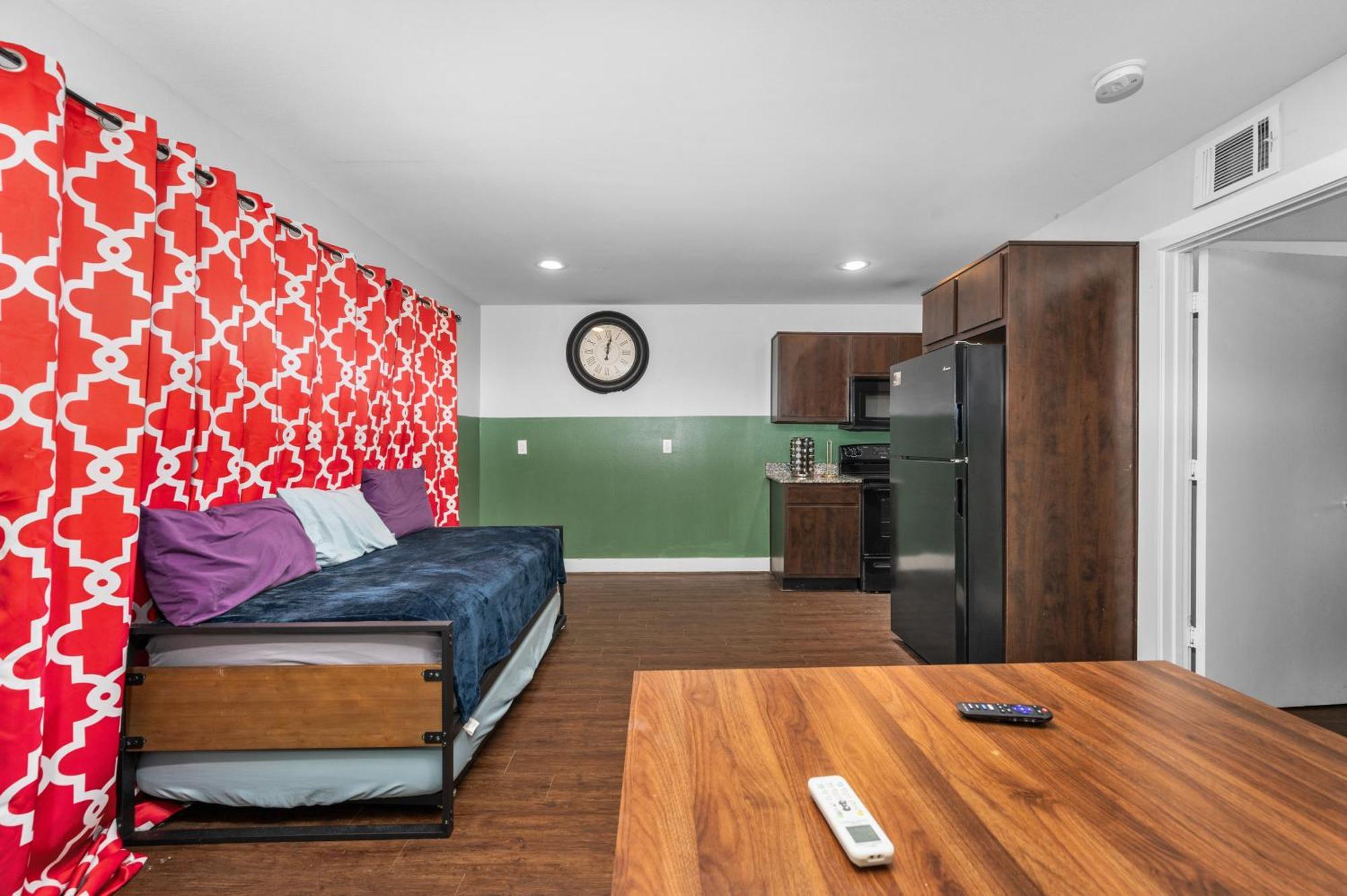 Rustic 1br Near Medcenter-uh-nrg Apartment