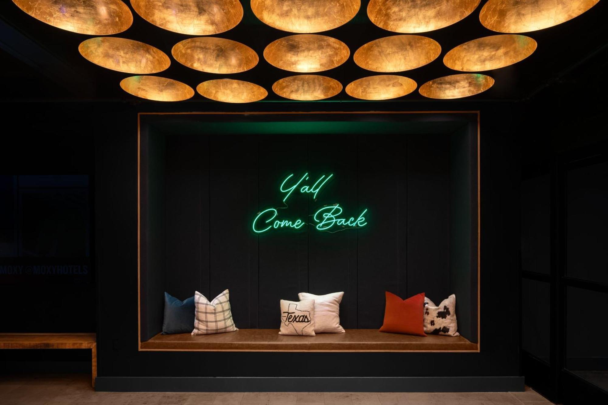 Hotel Moxy Downtown