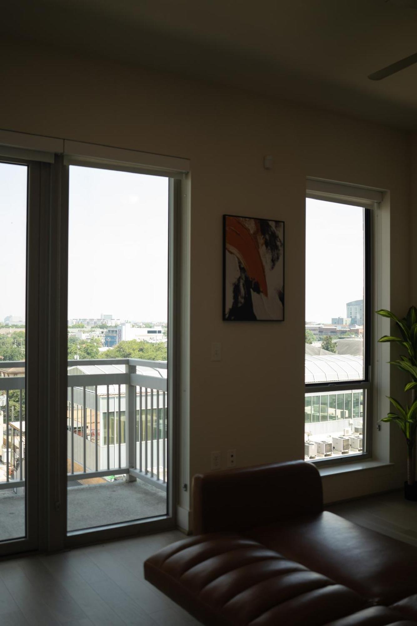 5 Min From Everything! Pool, Gym, Balcony Houston