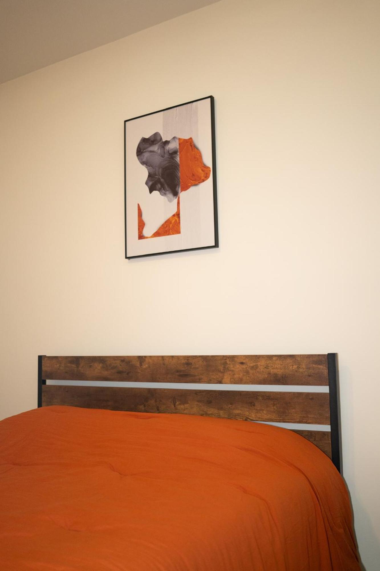 5 Min From Everything! Pool, Gym, Balcony Apartment Houston