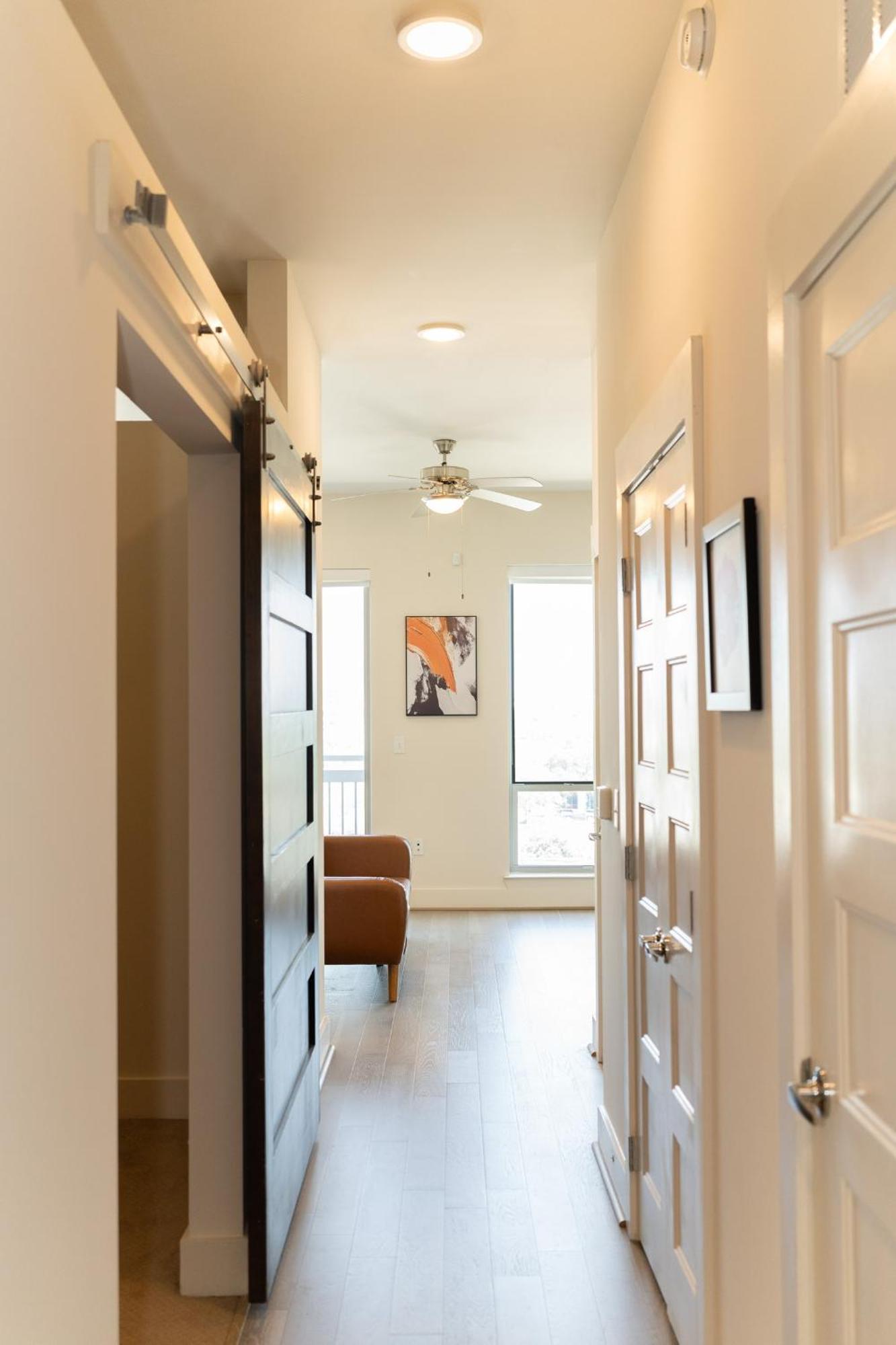 Apartment 5 Min From Everything! Pool, Gym, Balcony