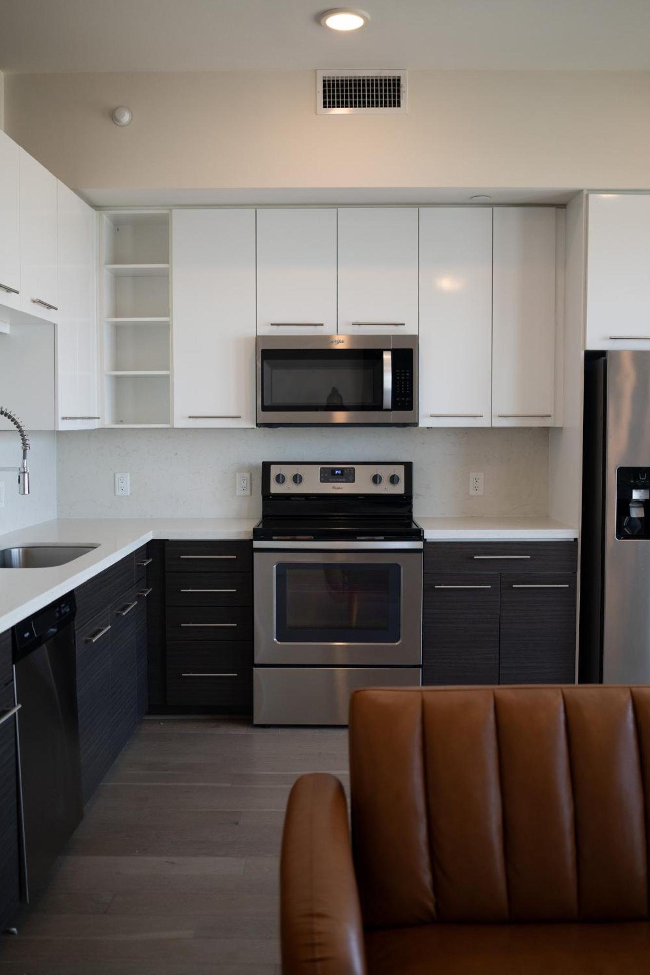 5 Min From Everything! Pool, Gym, Balcony Houston