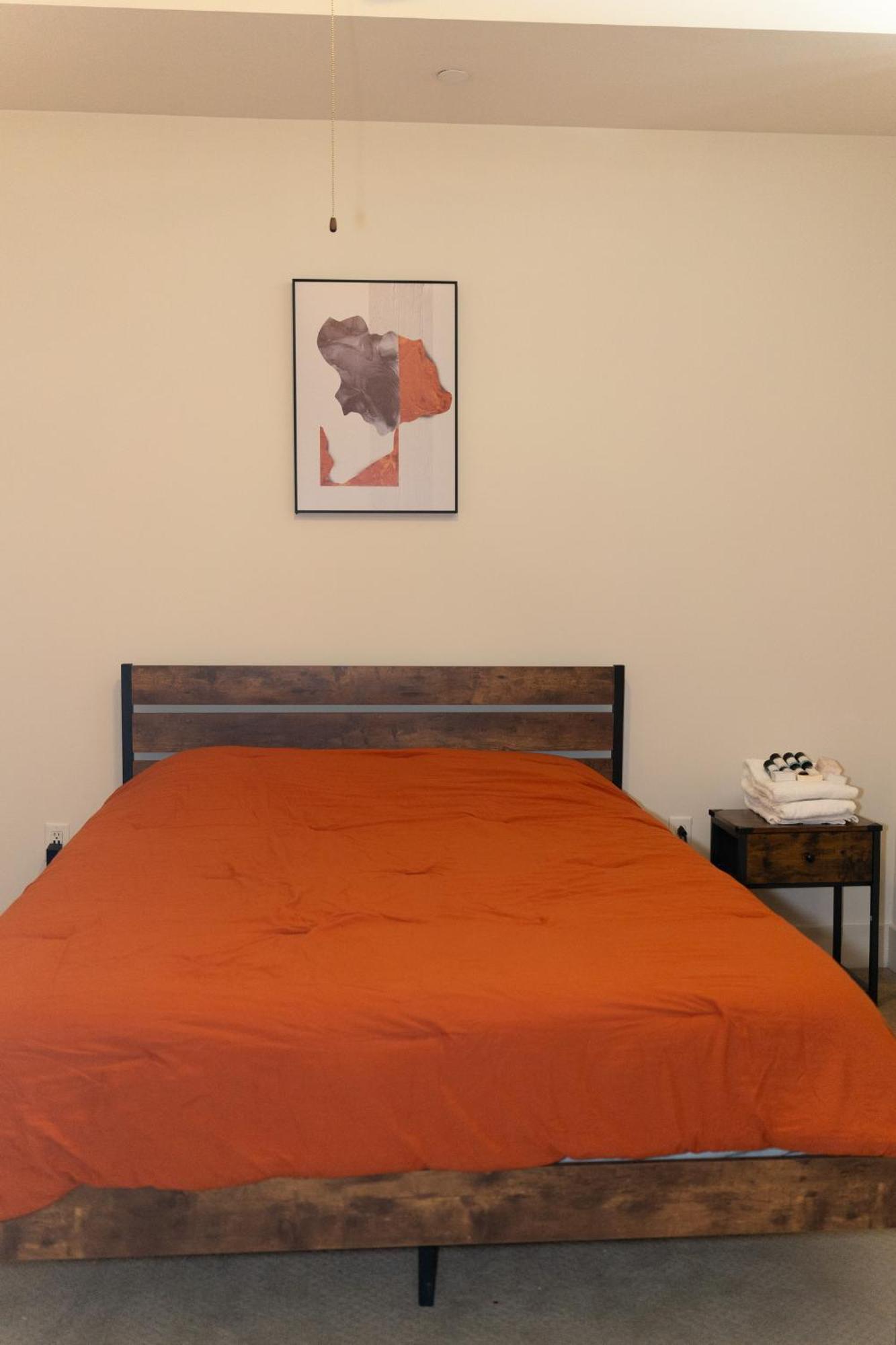 Apartment 5 Min From Everything! Pool, Gym, Balcony *