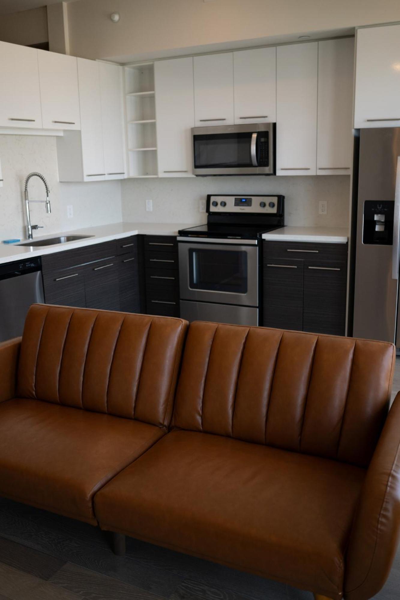 5 Min From Everything! Pool, Gym, Balcony Apartment Houston