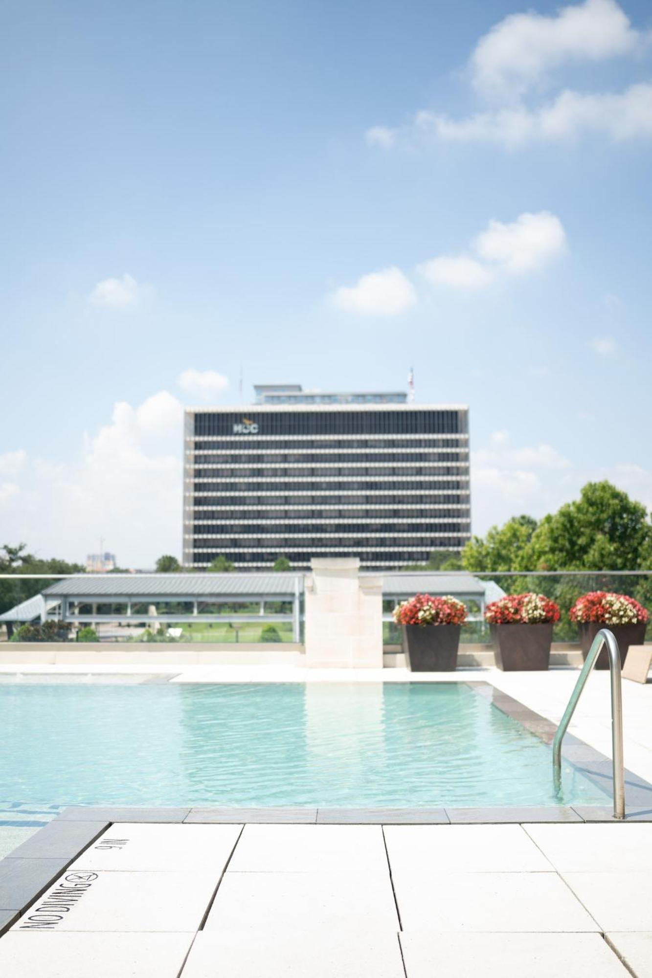 Apartment 5 Min From Everything! Pool, Gym, Balcony Houston