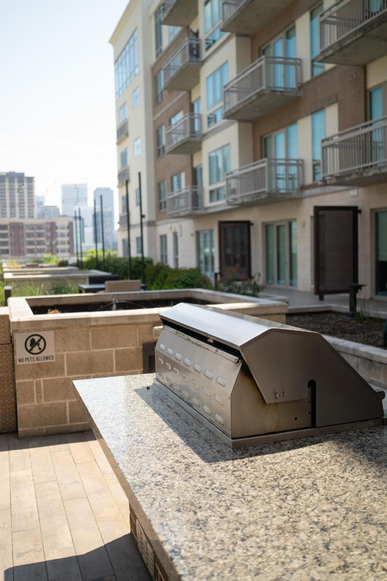 5 Min From Everything! Pool, Gym, Balcony Apartment Houston