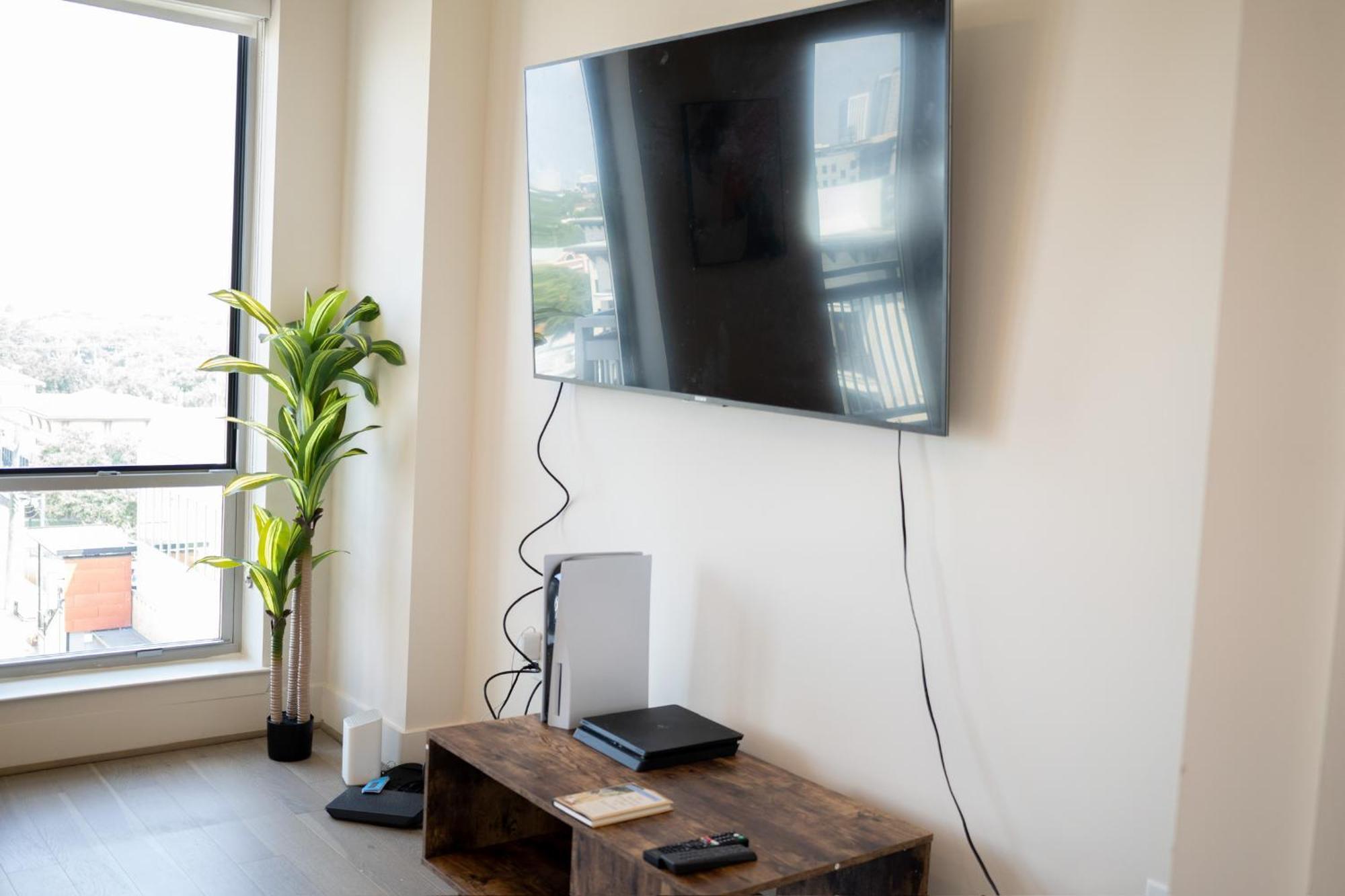 5 Min From Everything! Pool, Gym, Balcony Apartment Houston