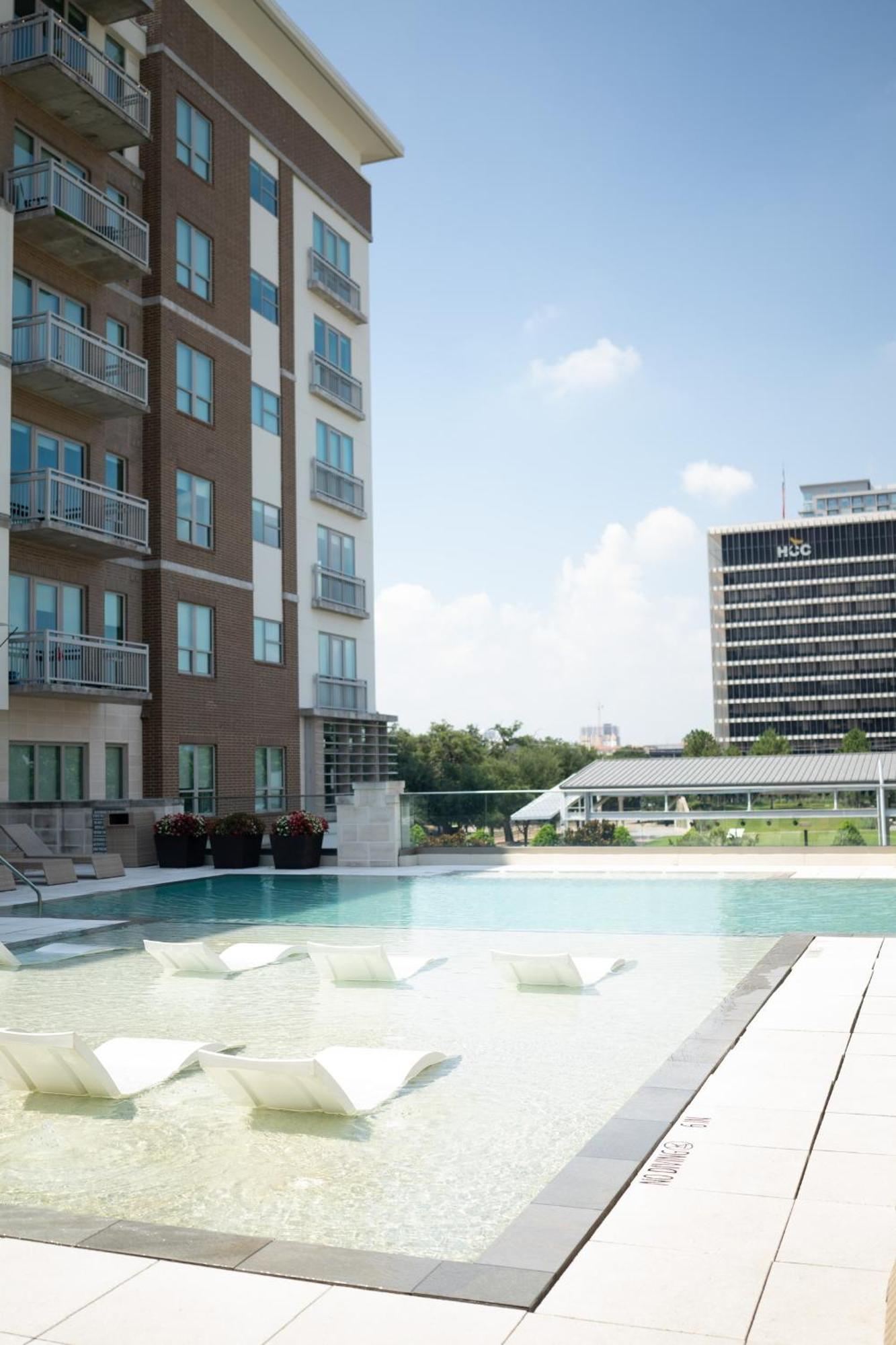 5 Min From Everything! Pool, Gym, Balcony *