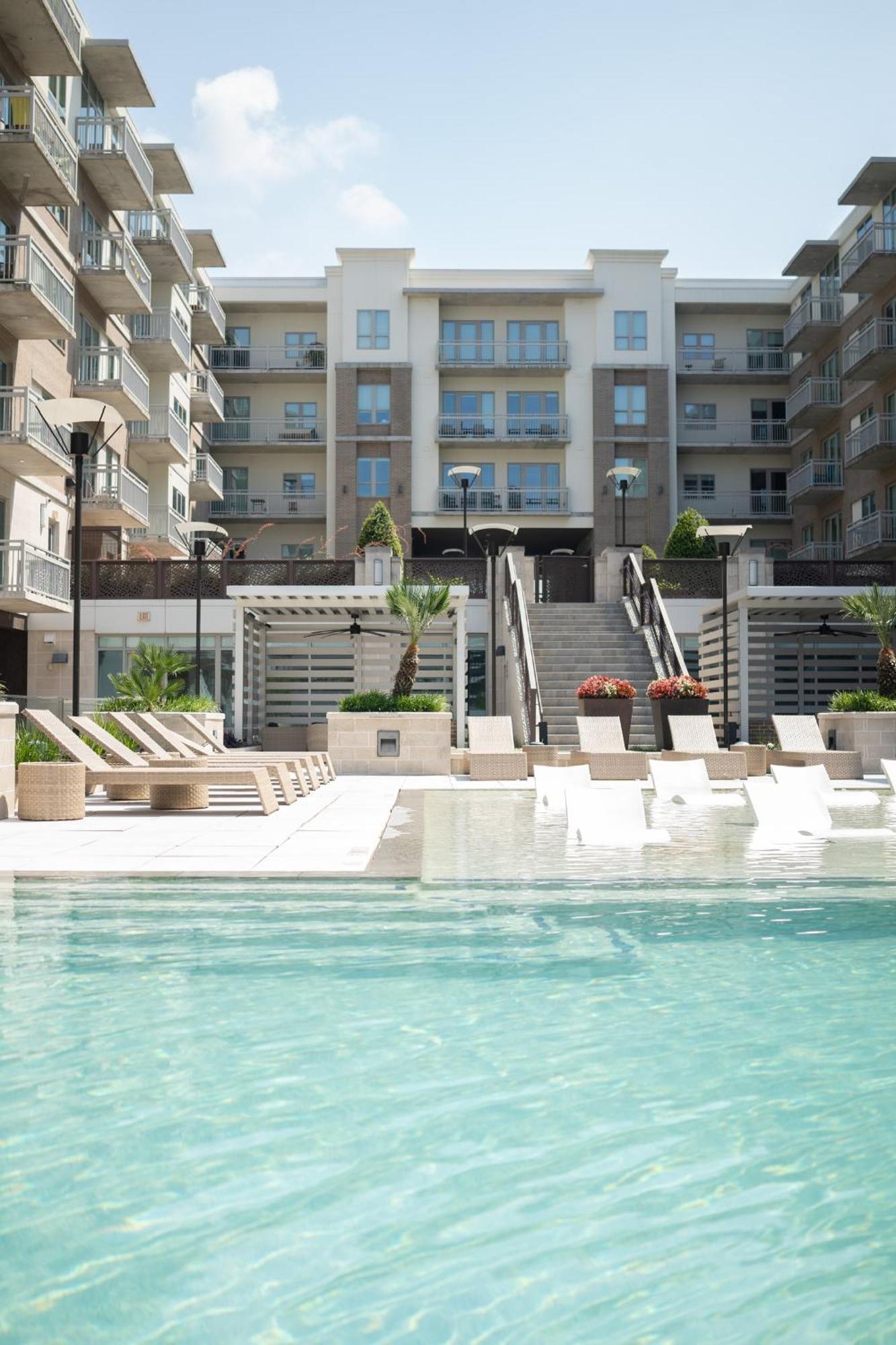 Apartment 5 Min From Everything! Pool, Gym, Balcony