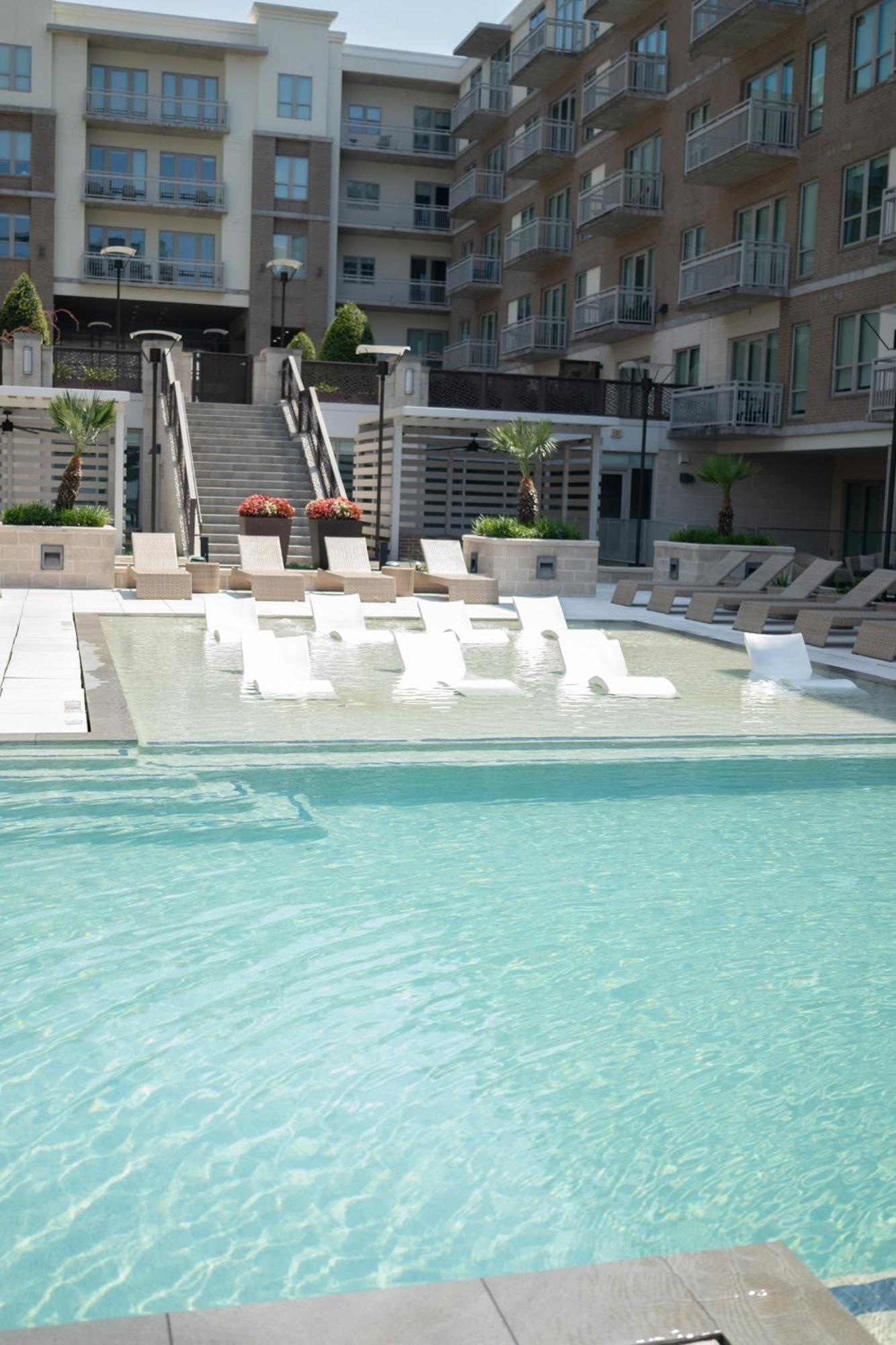Apartment 5 Min From Everything! Pool, Gym, Balcony Houston