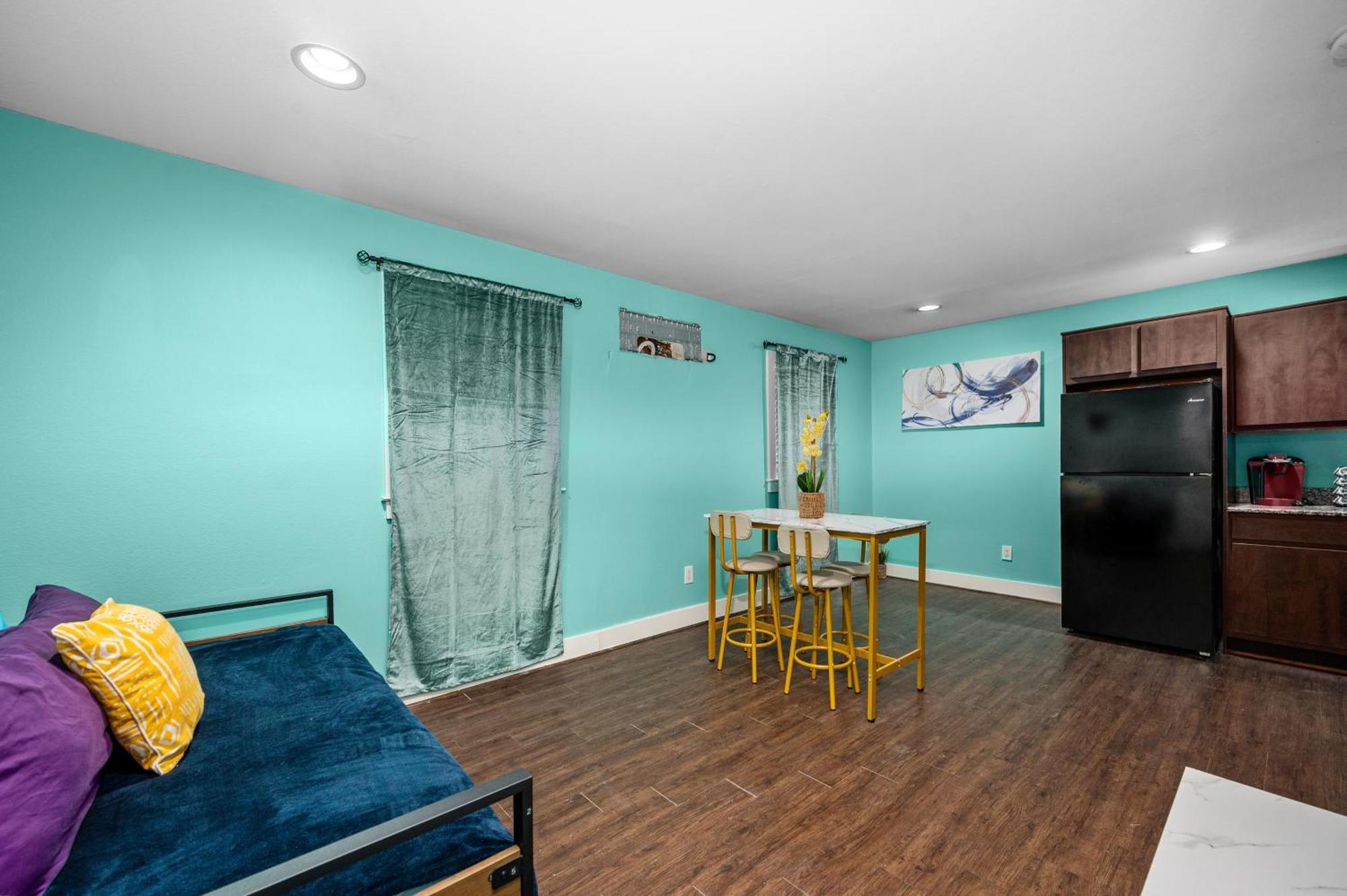 Apartment 1br With Fully Equipped Kitchen Close To Major Attractions *