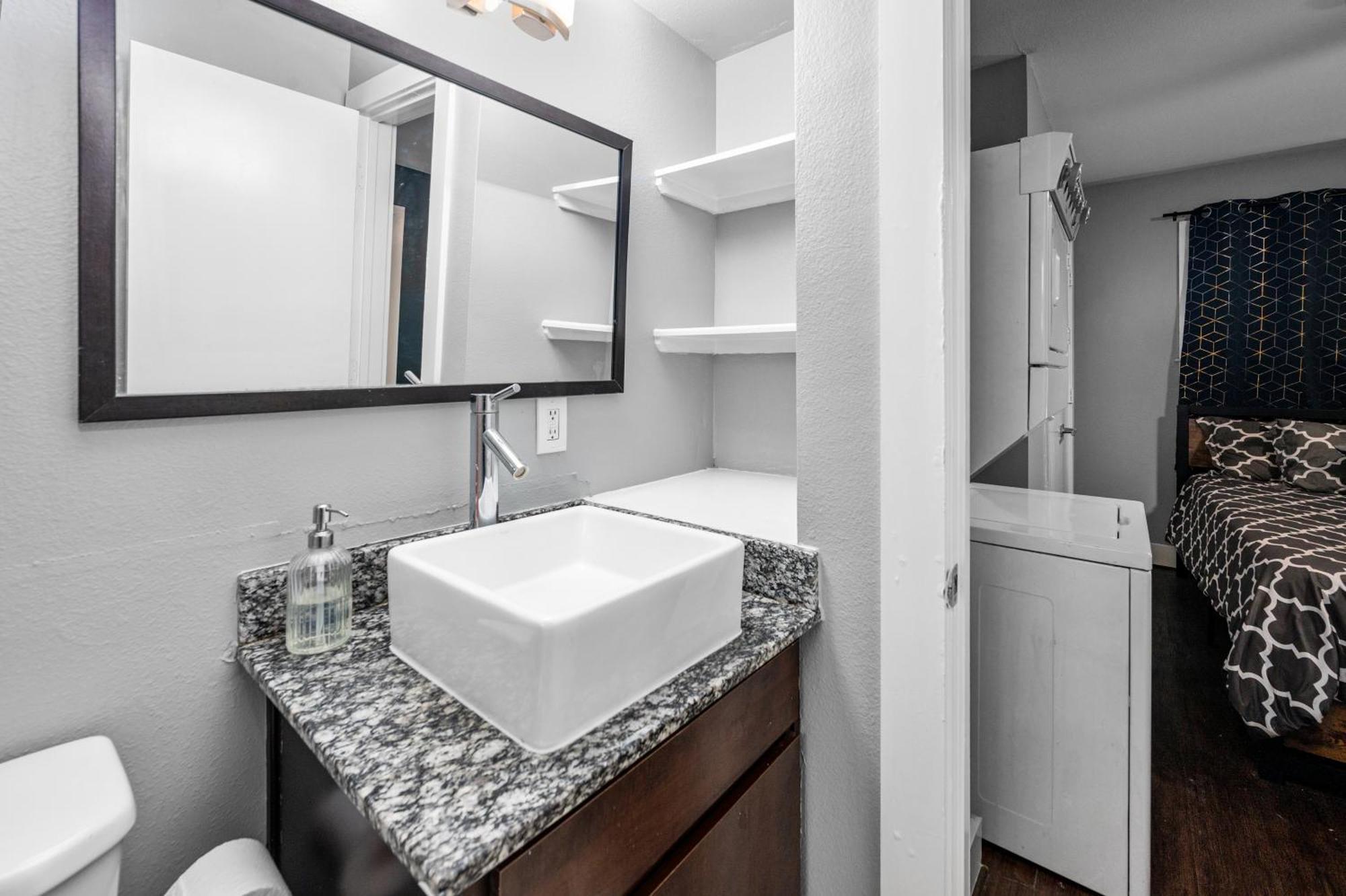 1br With Fully Equipped Kitchen Close To Major Attractions Apartment