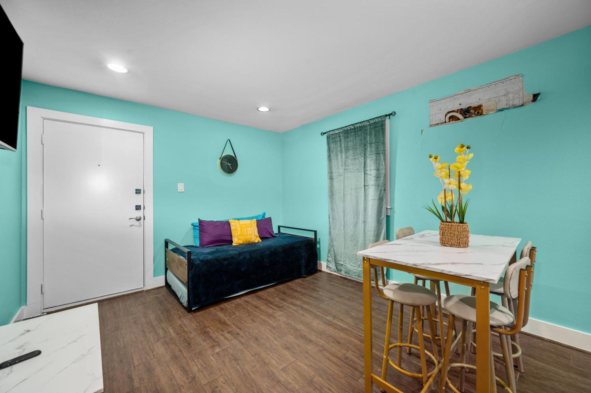 1br With Fully Equipped Kitchen Close To Major Attractions Apartment
